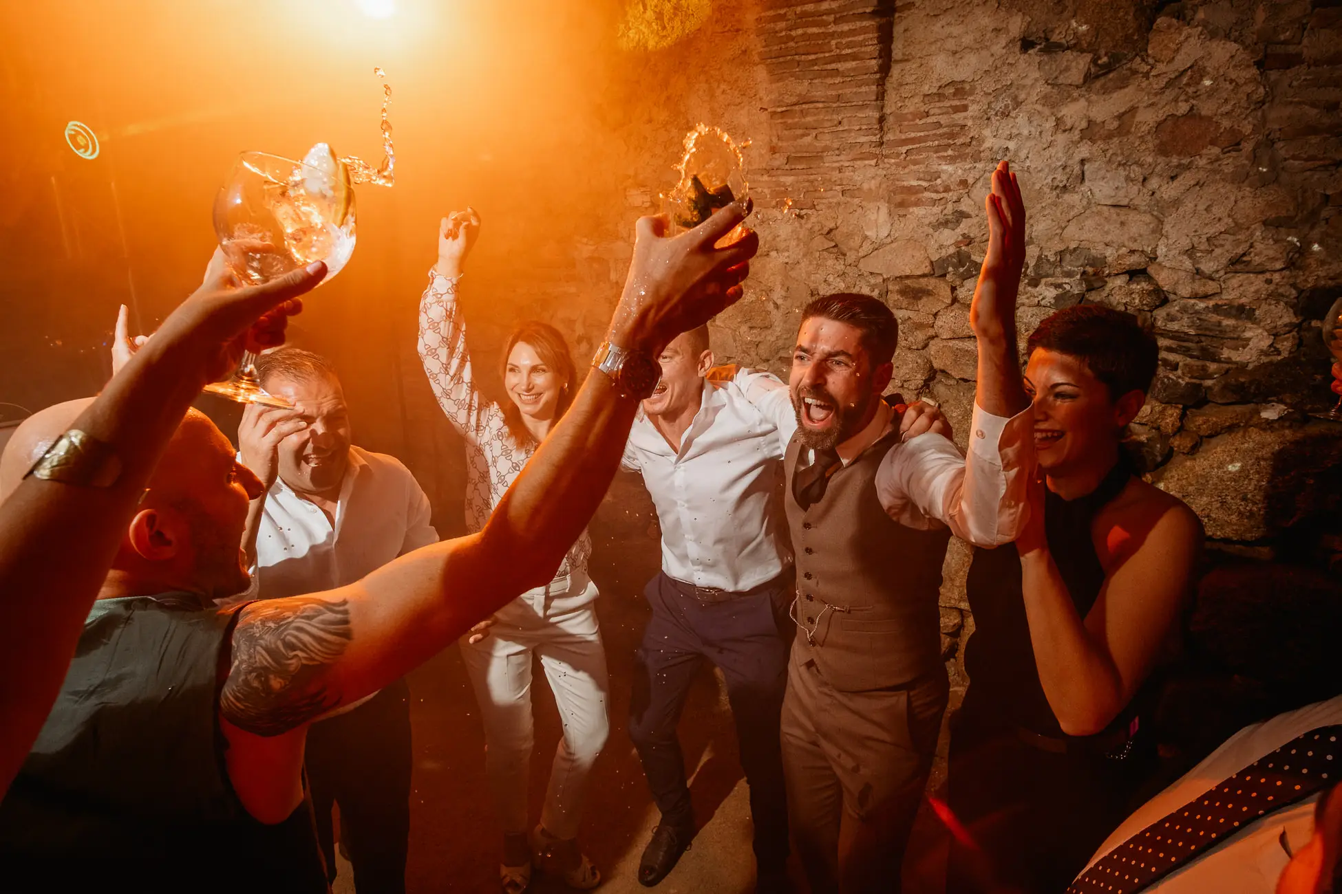 Brindis con copas en alto en la fiesta, en el Lavadero de Lanas (Mérida)