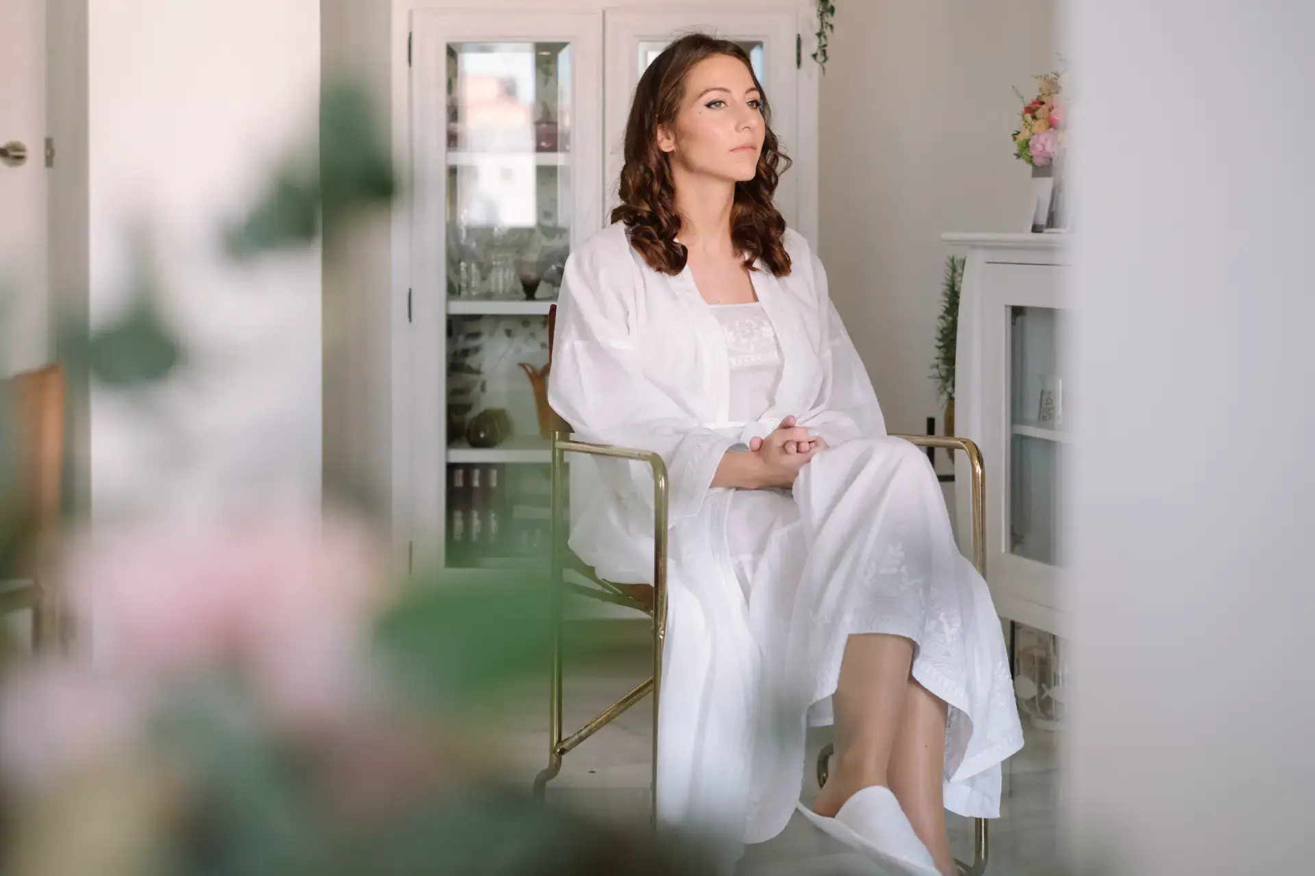 Ana sentada en bata blanca durante los preparativos, en Badajoz