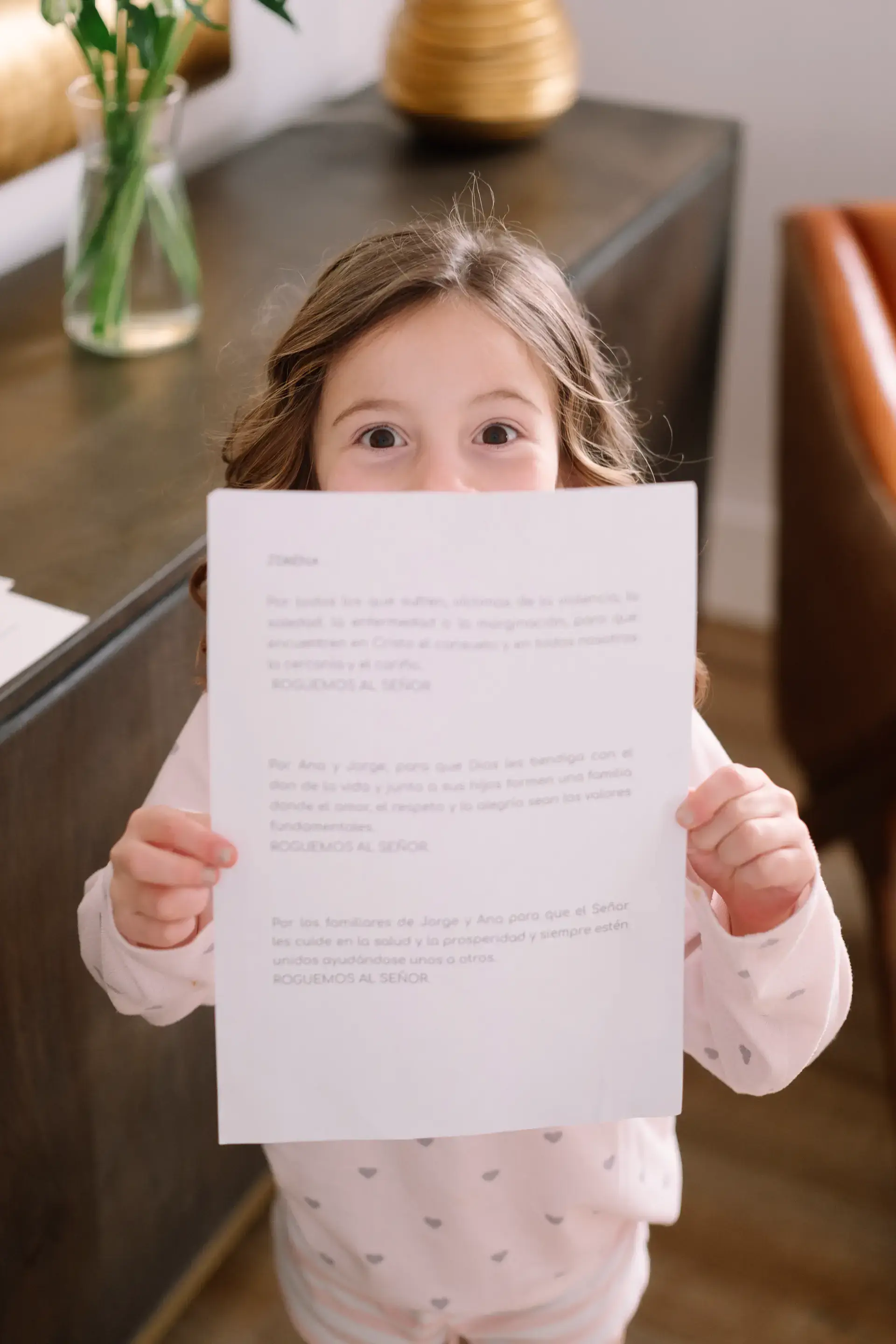Una niña enseña una carta para los novios, en Badajoz
