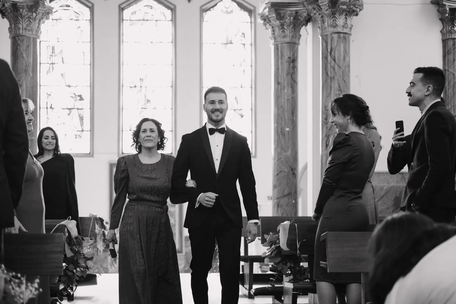 Jorge entra en la iglesia de la Soledad del brazo de una familiar