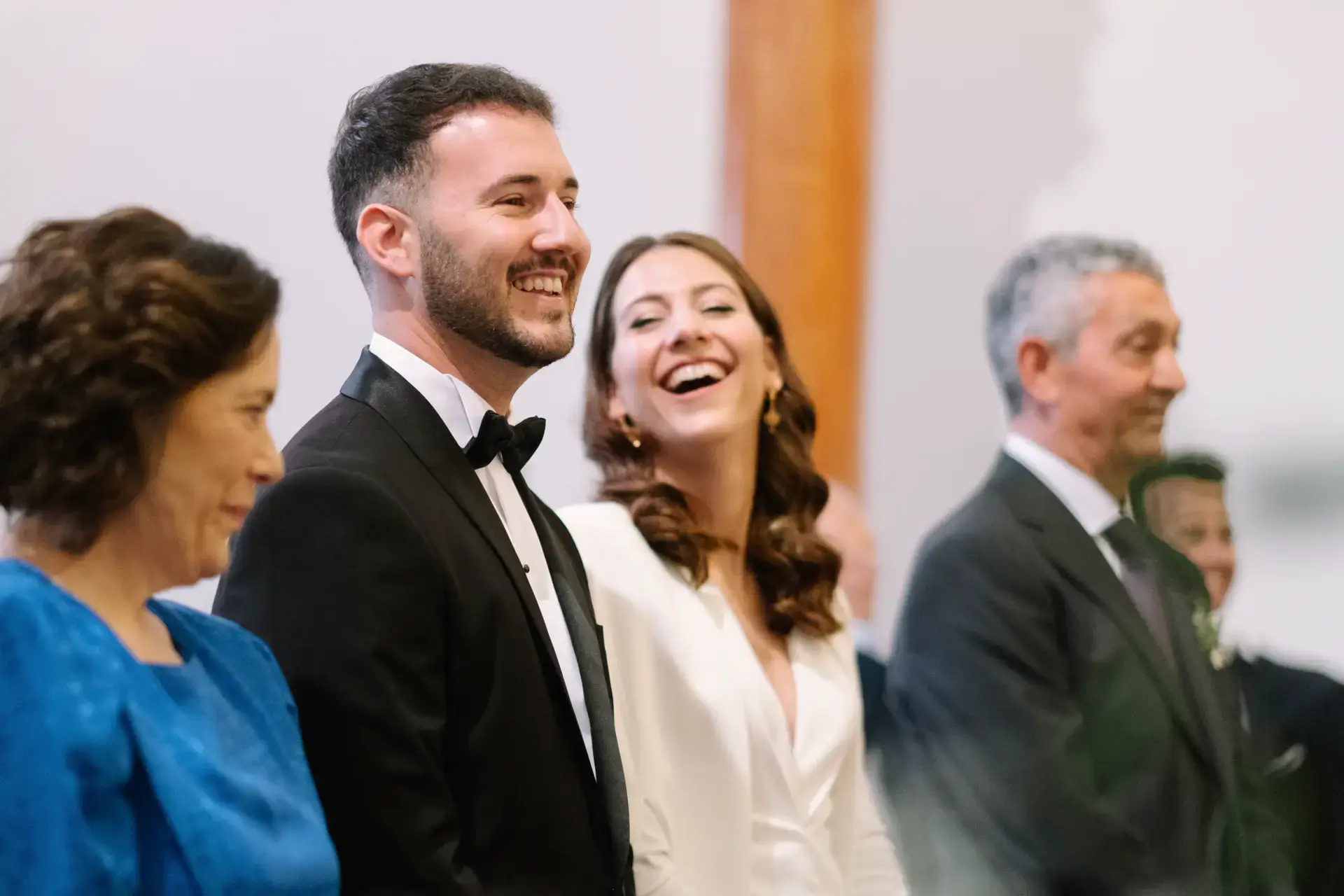 Ana y Jorge ríen en el altar junto a sus padrinos, en Badajoz