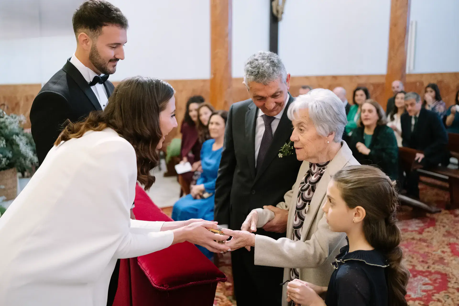 Ana saluda a una invitada mayor durante la ceremonia, en Badajoz