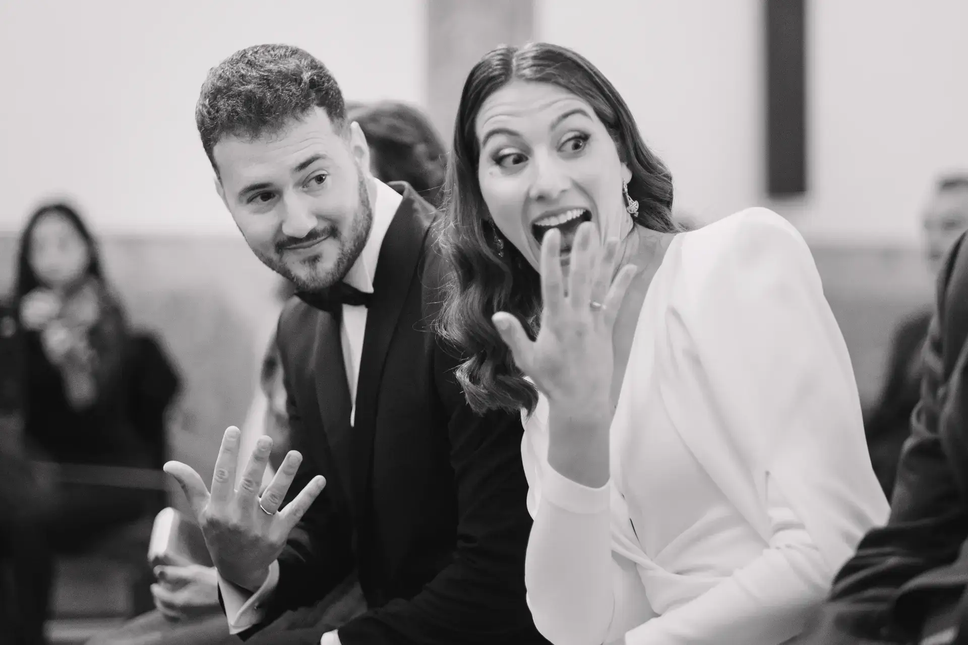 Ana enseña su anillo emocionada, en blanco y negro, en Badajoz