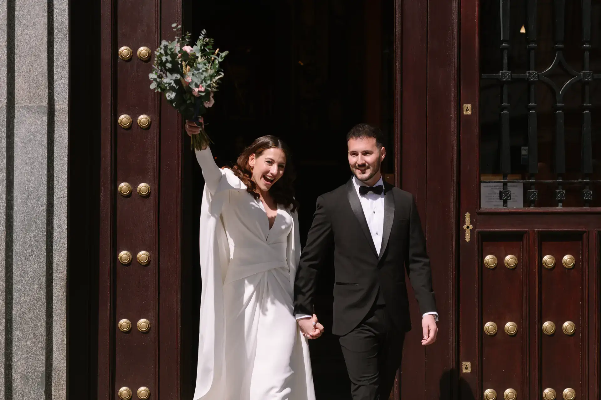 Ana y Jorge salen de la iglesia de la Soledad con el ramo en alto