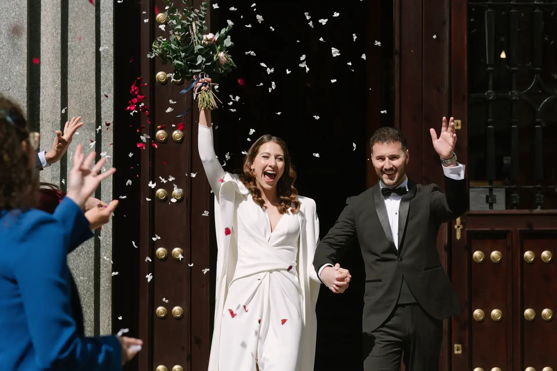 Ana y Jorge salen de la iglesia entre pétalos, en Badajoz