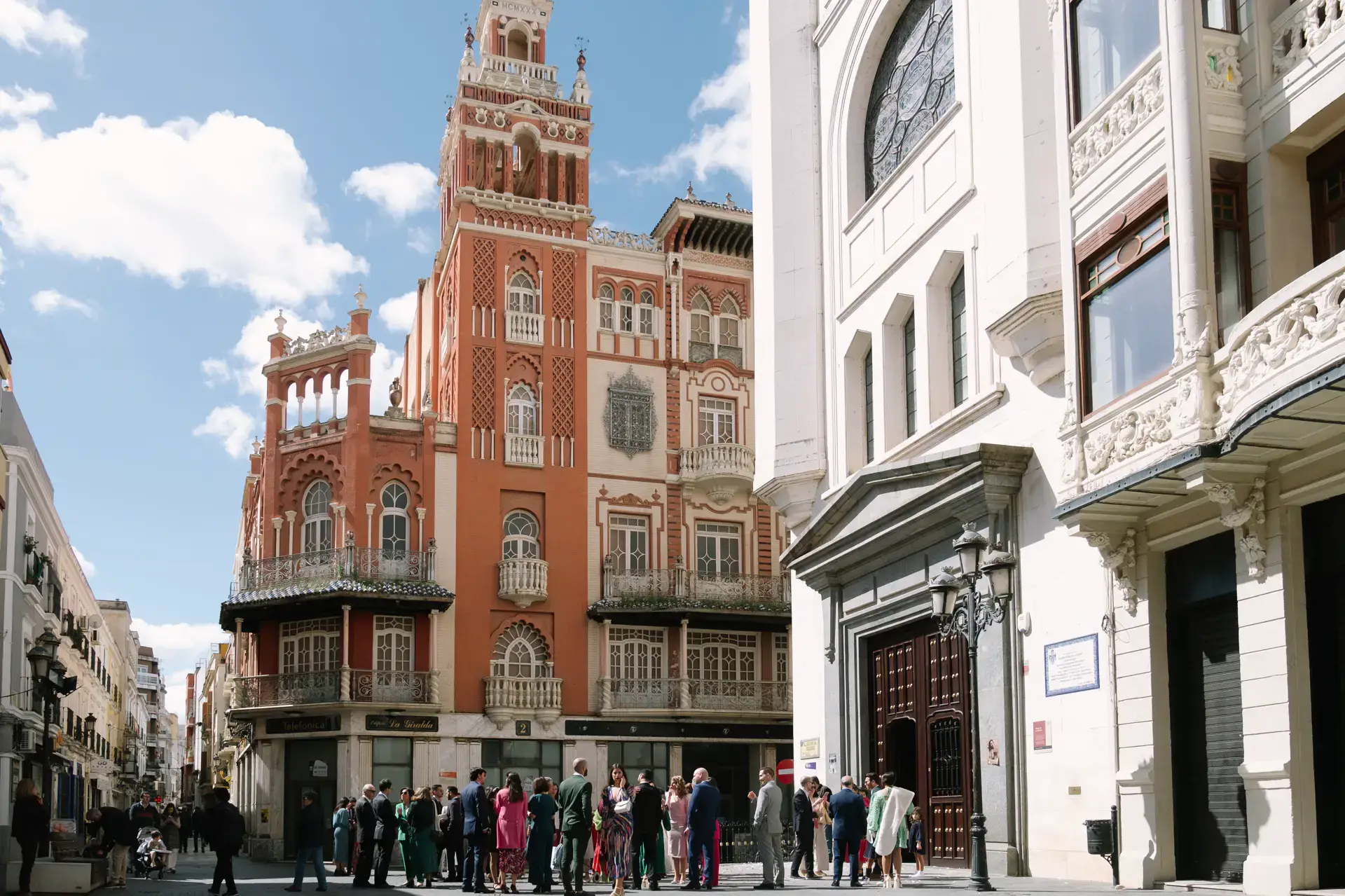 Invitados frente a la iglesia de la Soledad y La Giralda de Badajoz