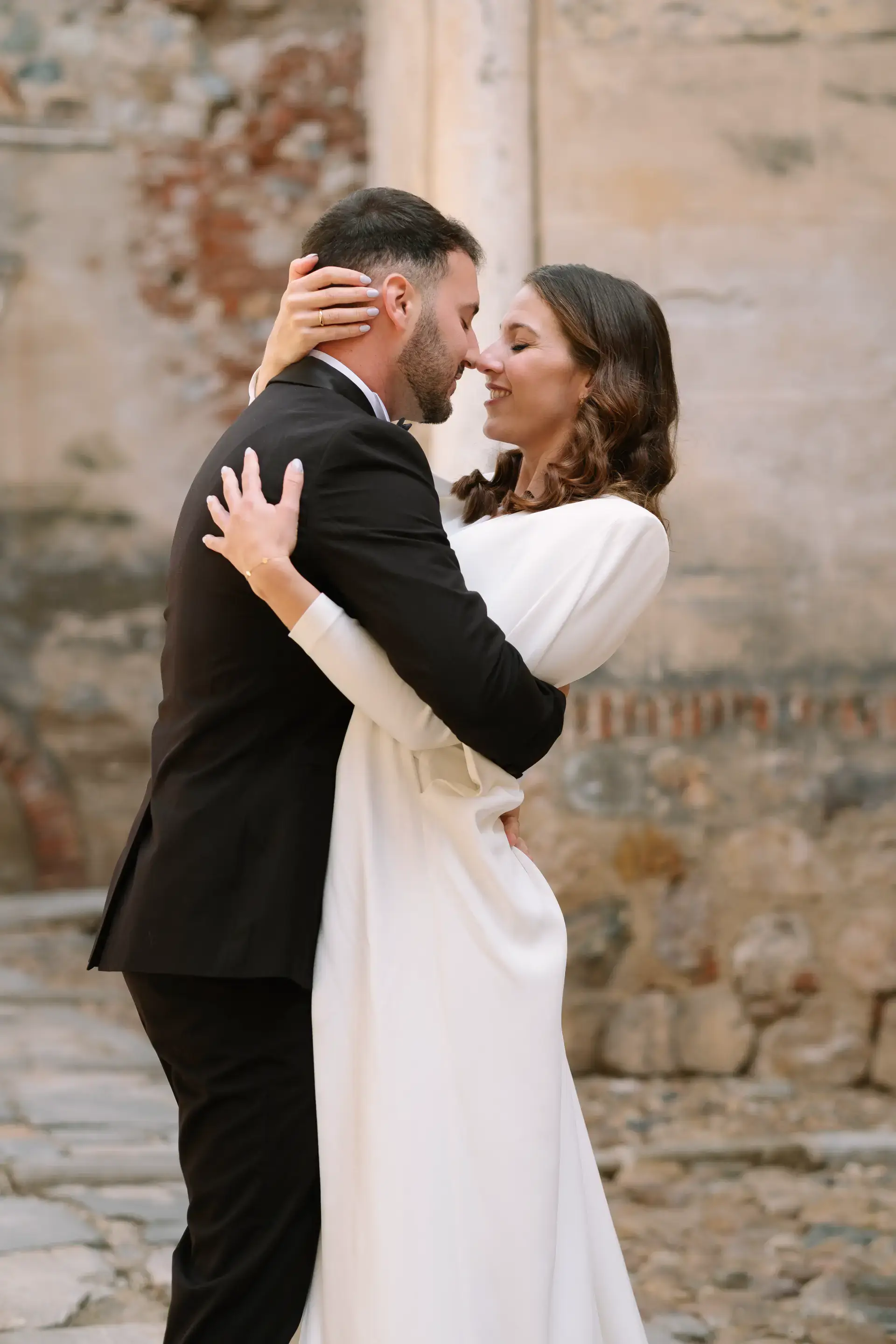 Ana y Jorge se besan entre muros de piedra, en Badajoz