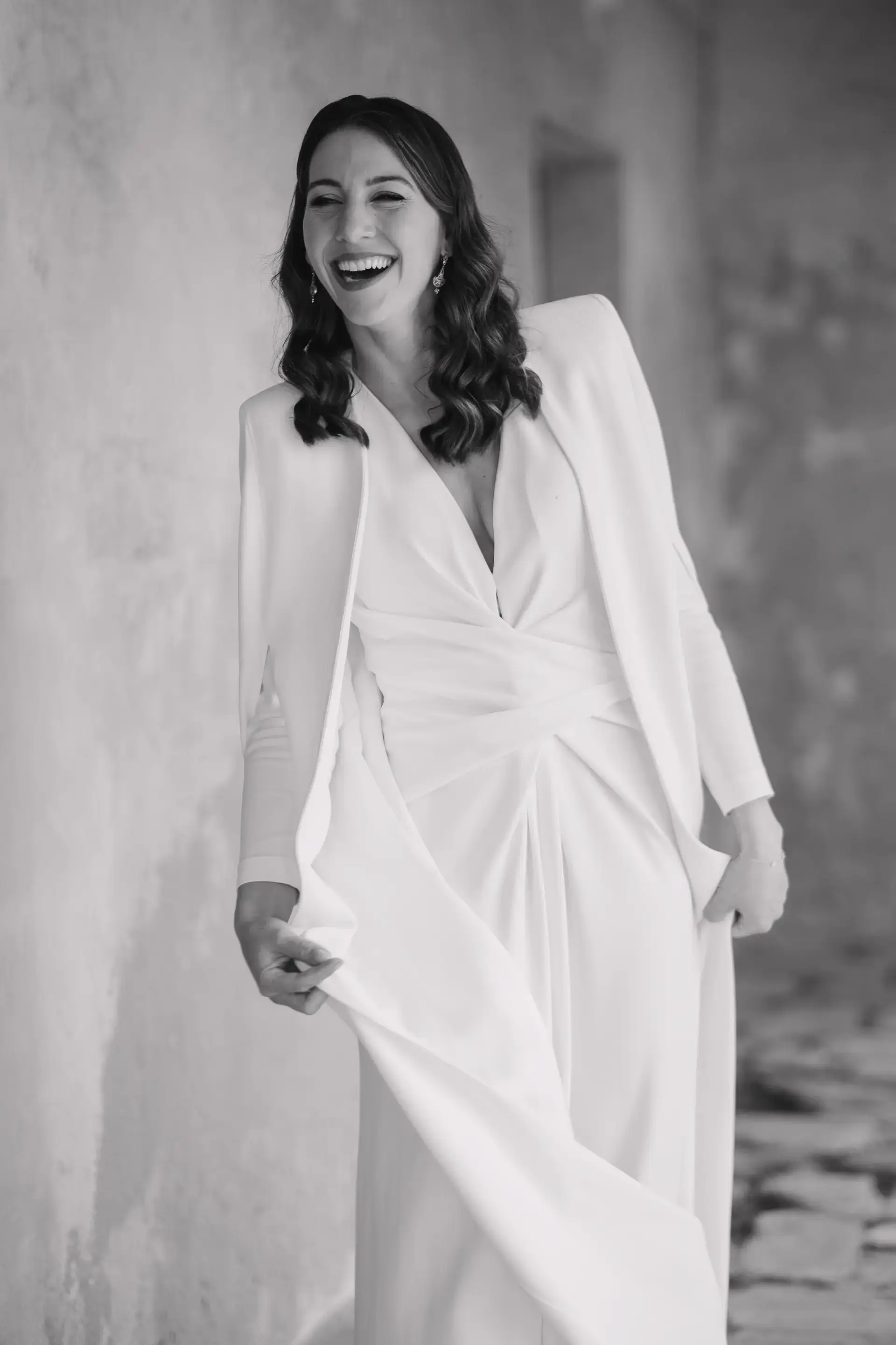 Ana ríe con su vestido y capa, en blanco y negro, en Badajoz