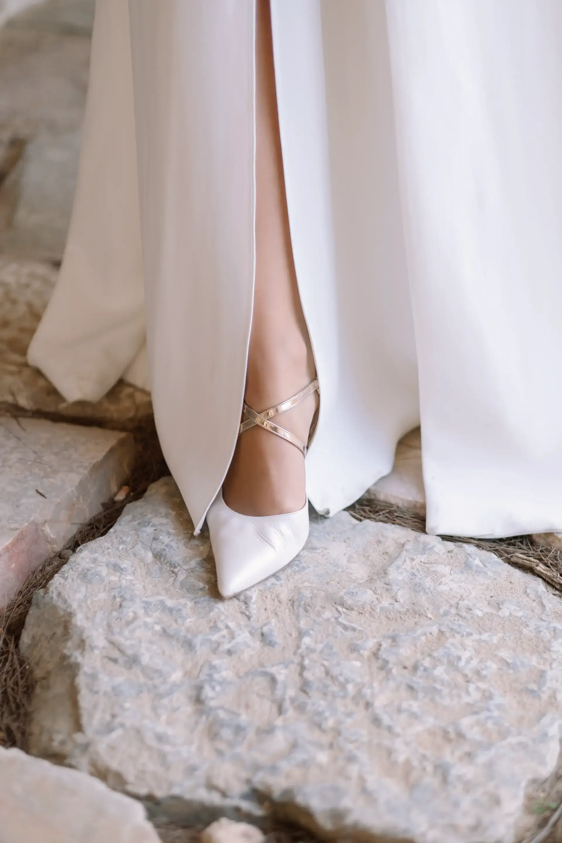 Detalle del zapato de novia sobre una piedra, en Badajoz