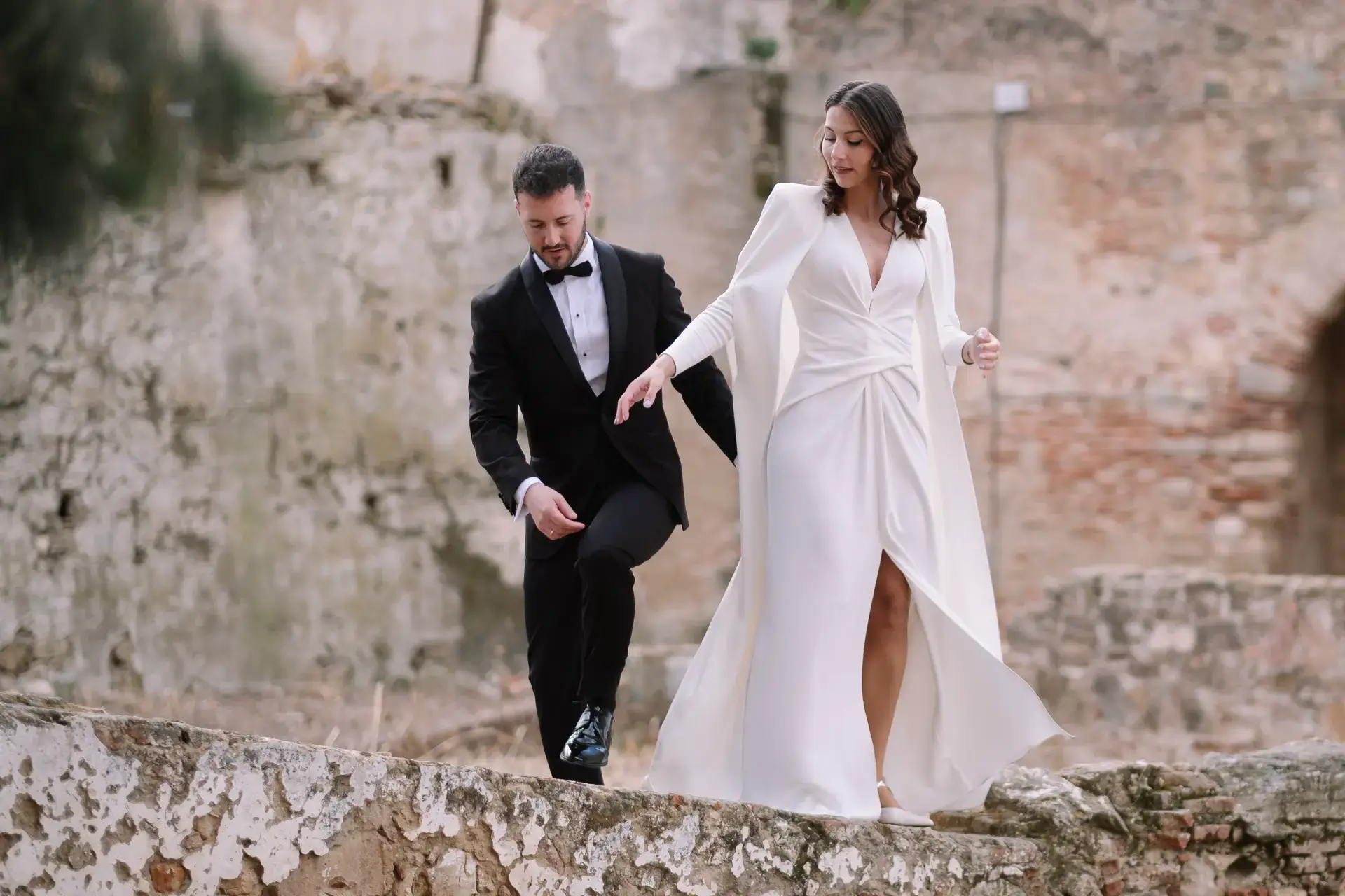 Jorge y Ana saltan sobre un muro de piedra, en Badajoz