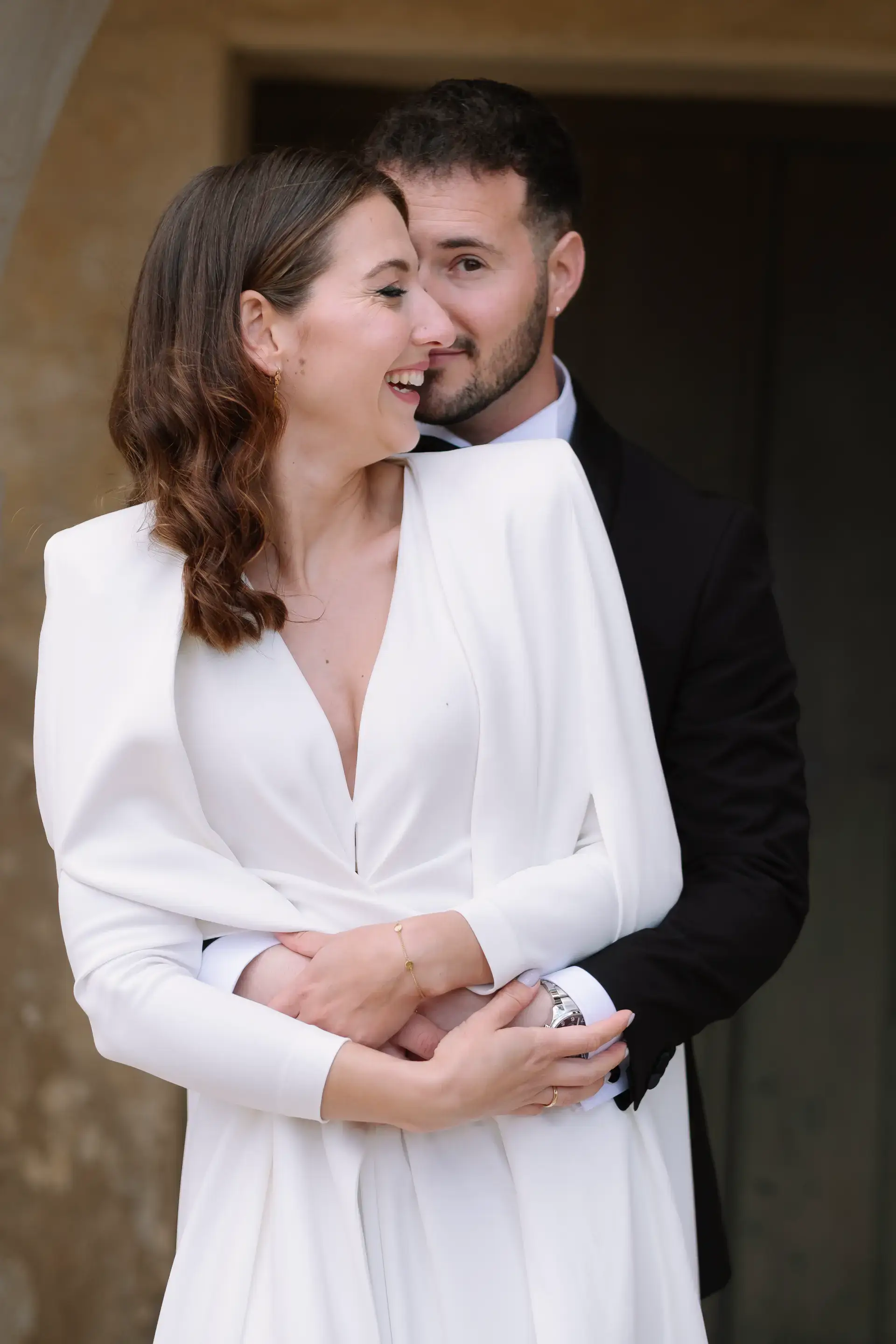 Jorge abraza a Ana por la espalda, en Badajoz
