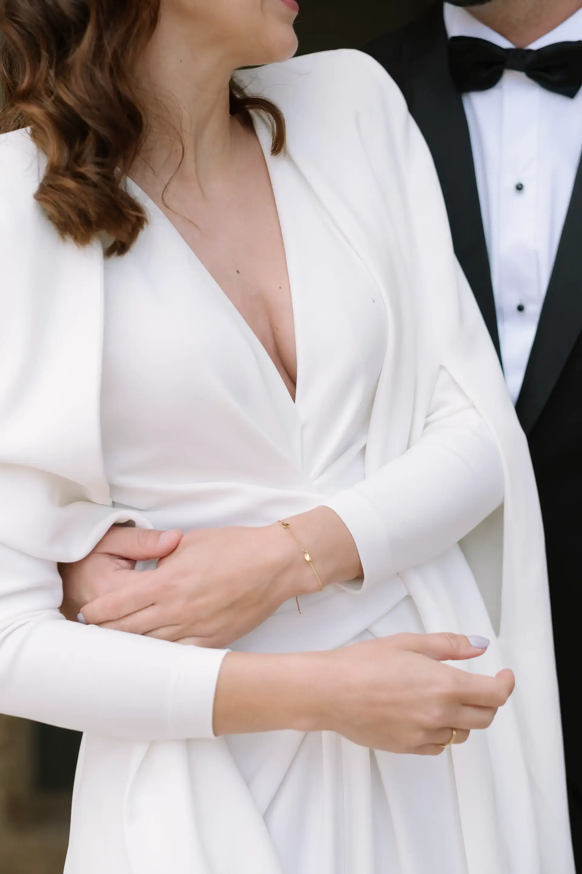 Detalle de las manos de los novios sobre el vestido, en Badajoz