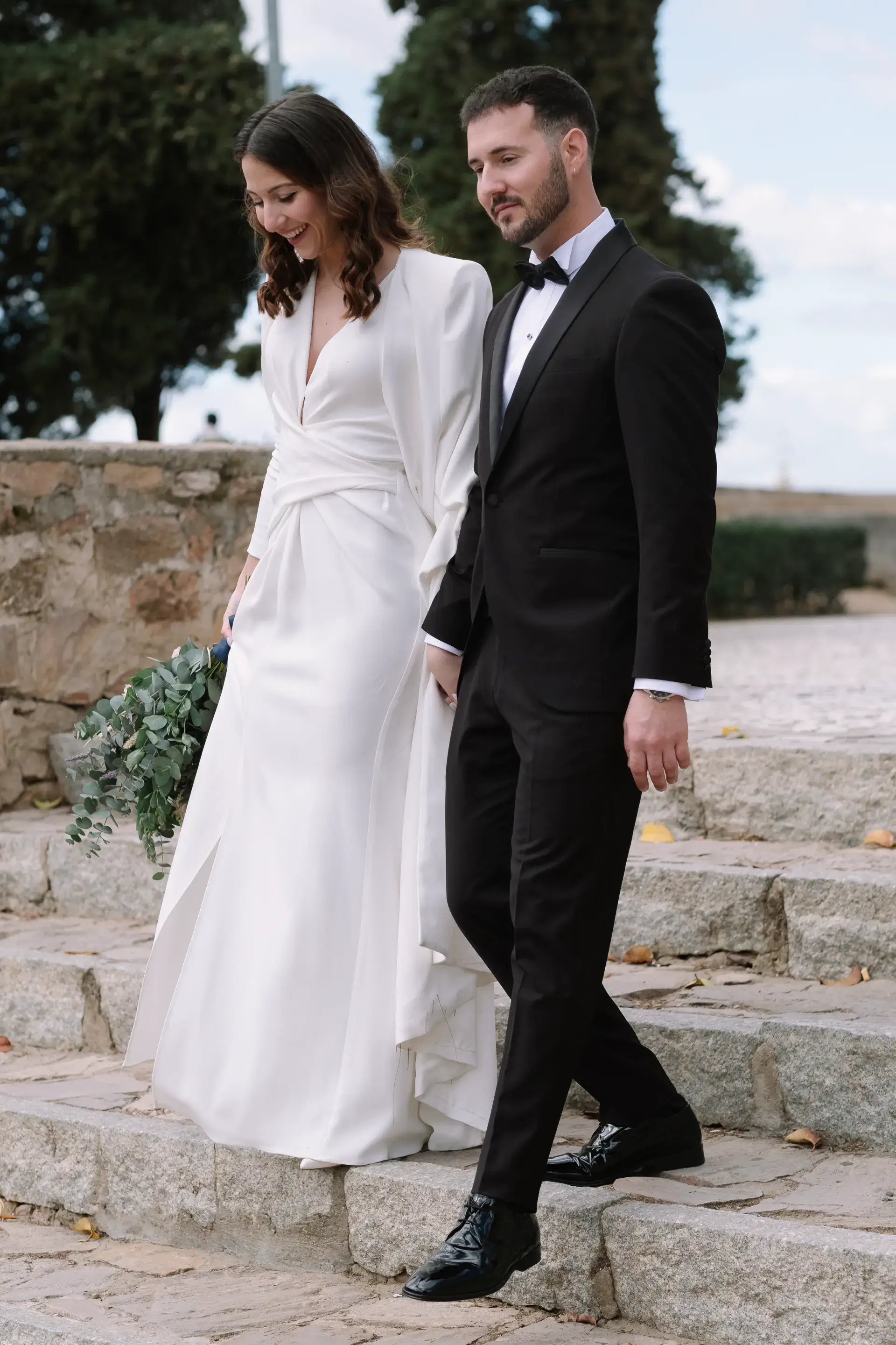 Ana y Jorge bajan unas escaleras de piedra, en Badajoz