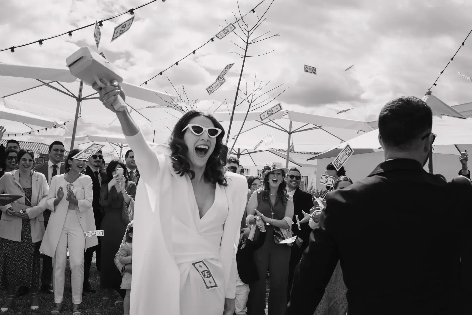 Ana con gafas de sol celebra la entrada, en blanco y negro, en Badajoz