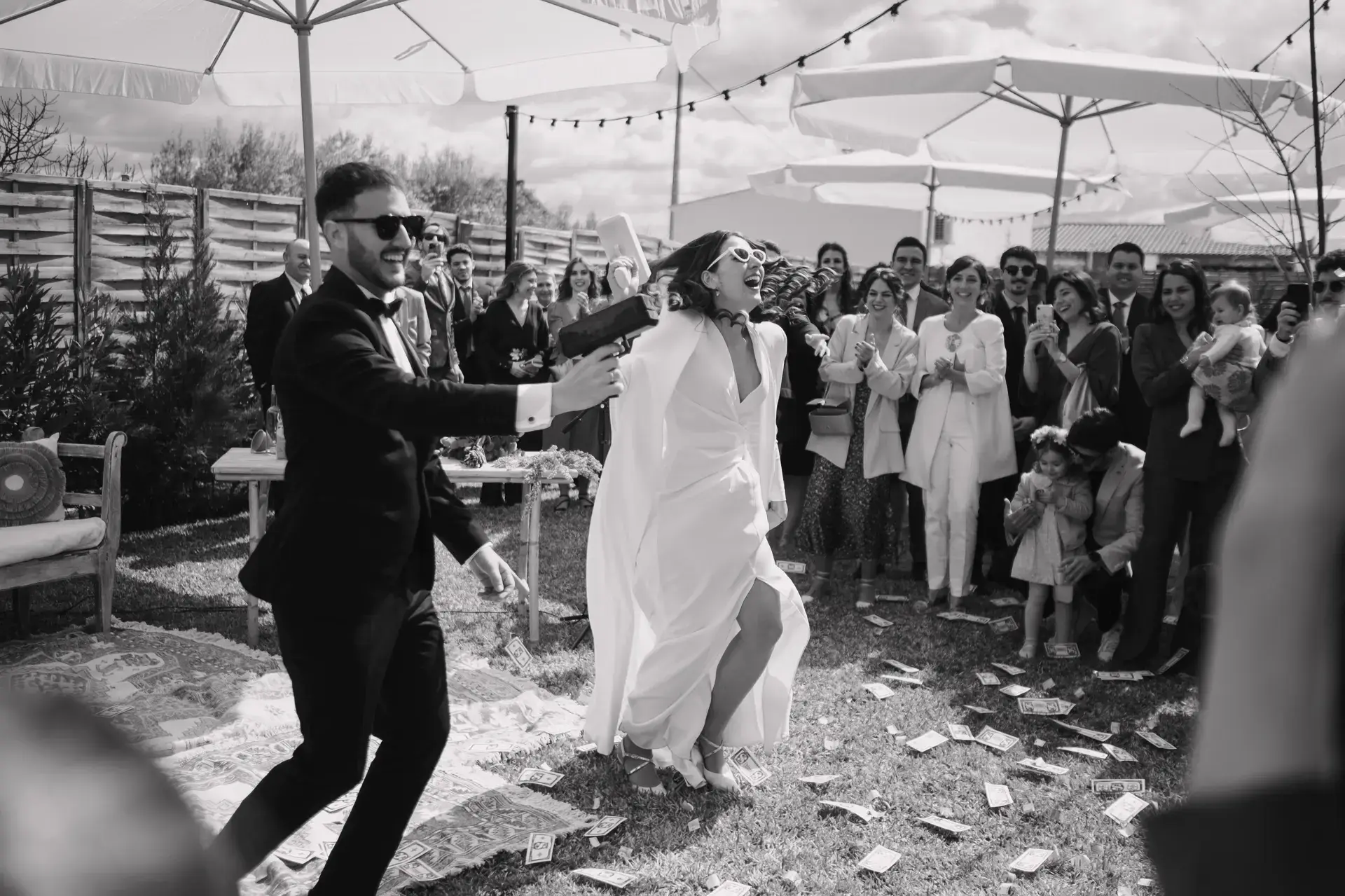 Ana y Jorge entran bailando entre los invitados, en blanco y negro, en Badajoz