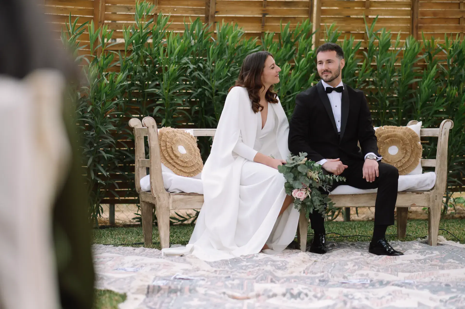 Ana y Jorge sentados en un banco de madera durante la ceremonia civil, en Badajoz