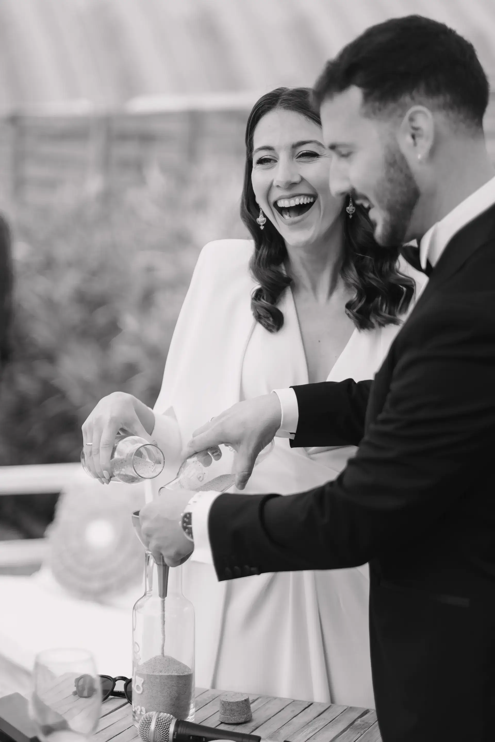 Ana y Jorge ríen durante la ceremonia de la arena, en Badajoz