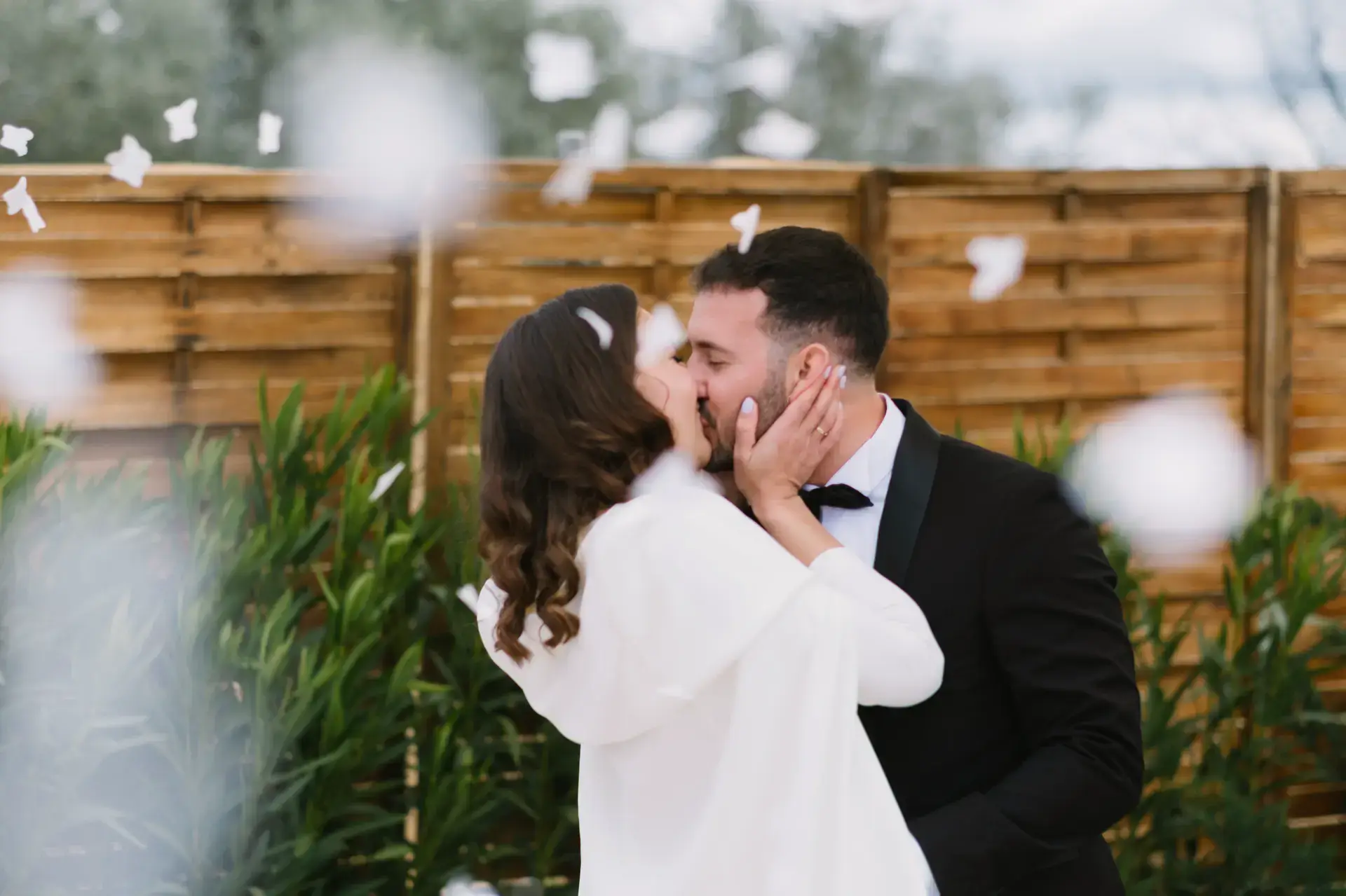 Beso de Ana y Jorge entre confeti, en Badajoz