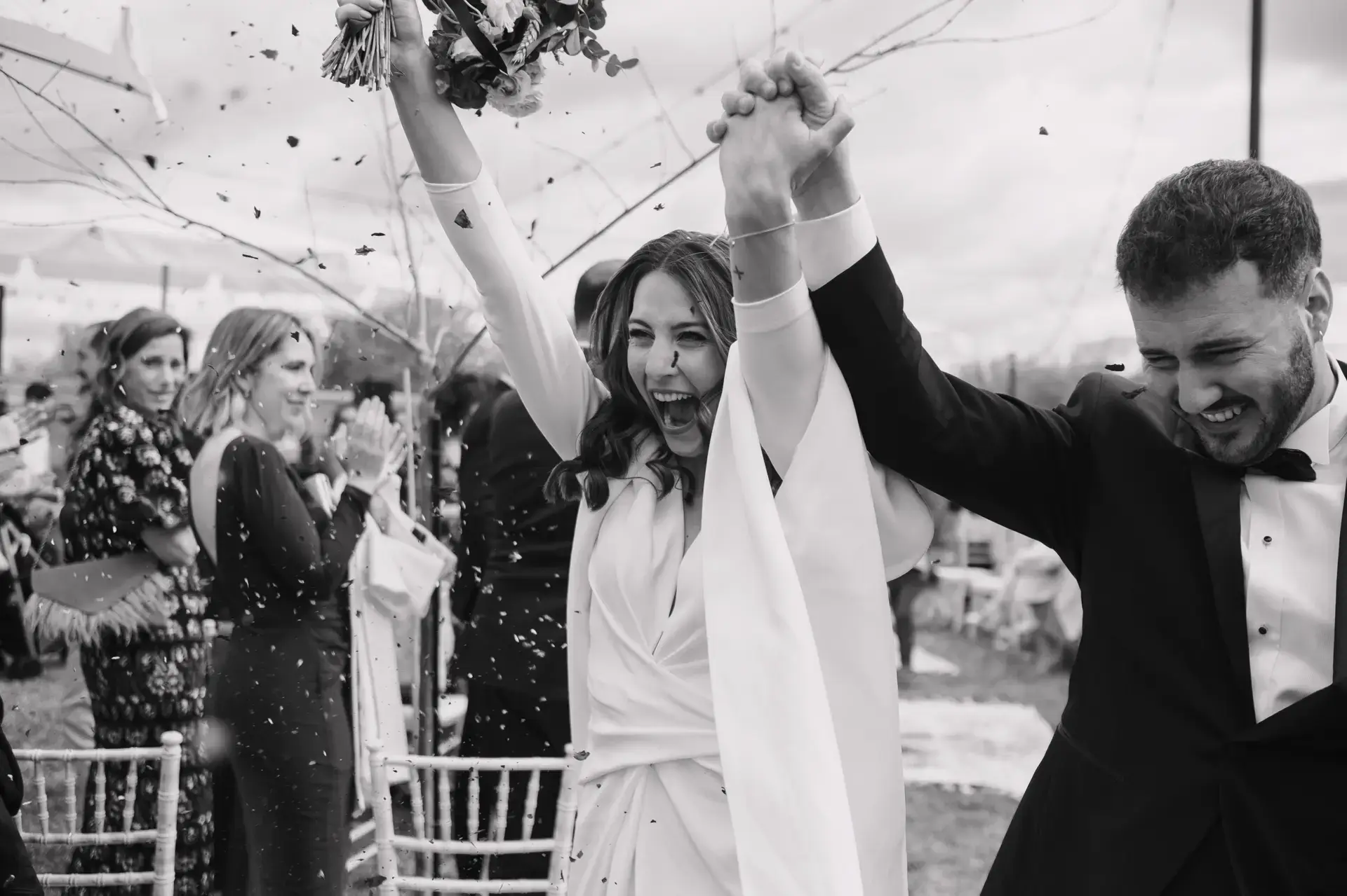 Ana y Jorge levantan los brazos de la mano tras la ceremonia, en Badajoz