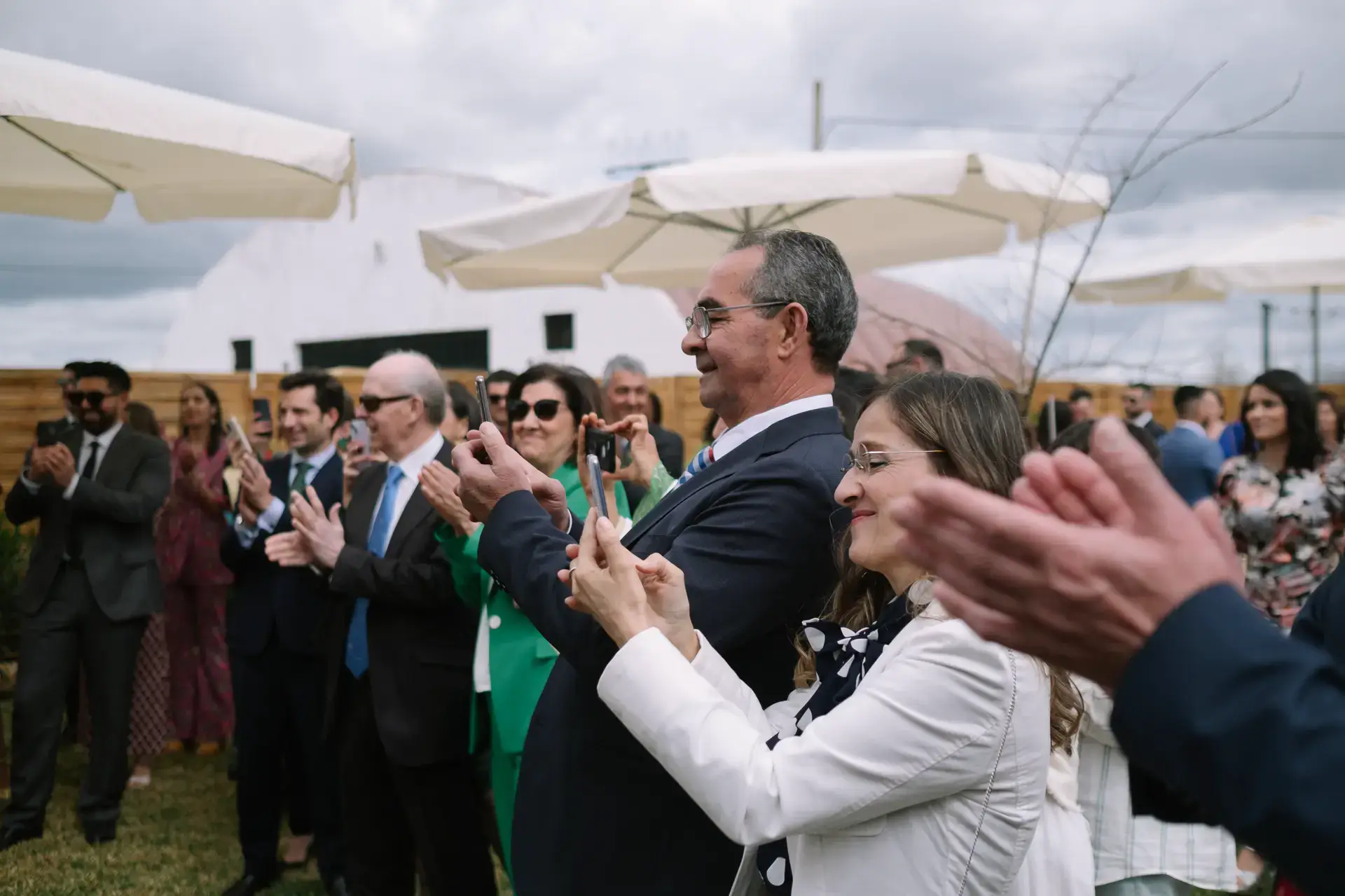 Los invitados aplauden al terminar la ceremonia, en Badajoz