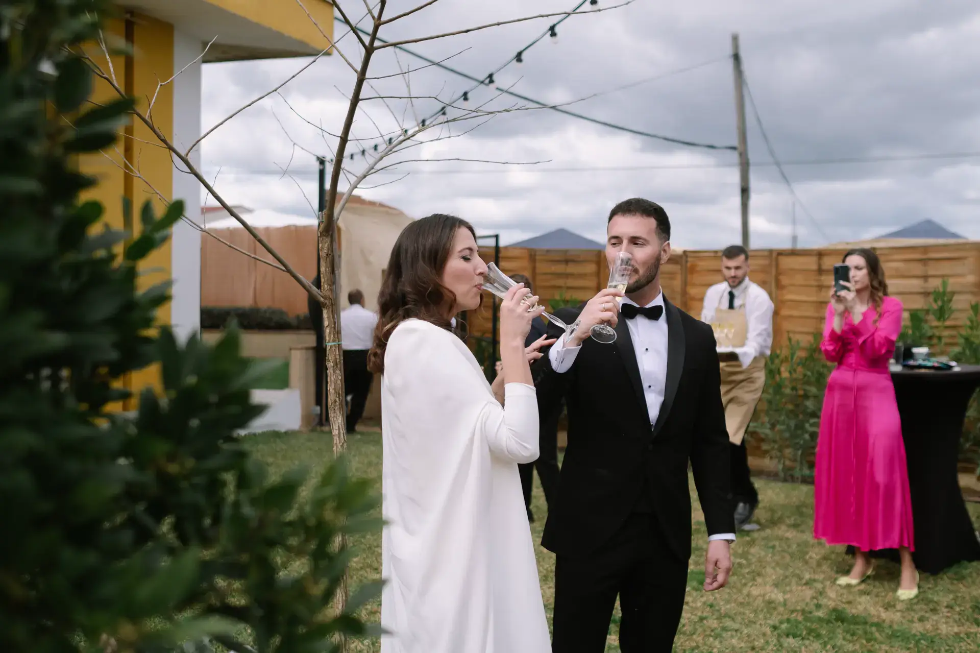 Ana y Jorge brindan en el jardín de la Huerta de San Lorenzo