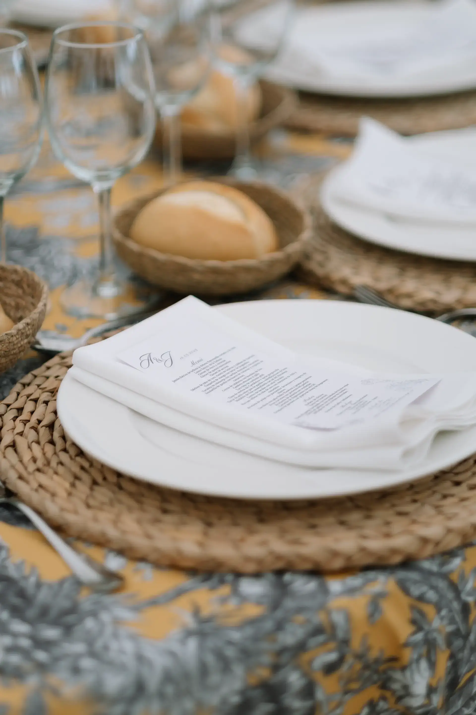 Mesa del banquete con bajoplato de fibra y menú, en Badajoz