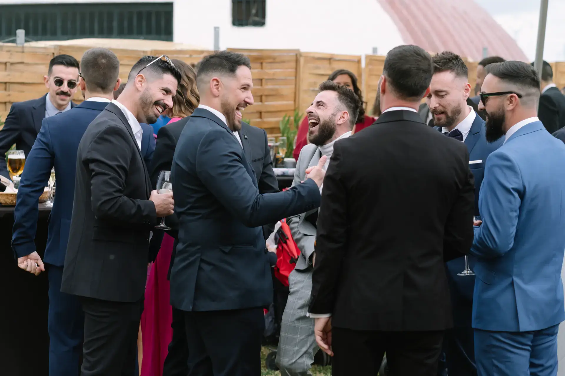 Amigos de Jorge brindan en el cóctel, en Badajoz