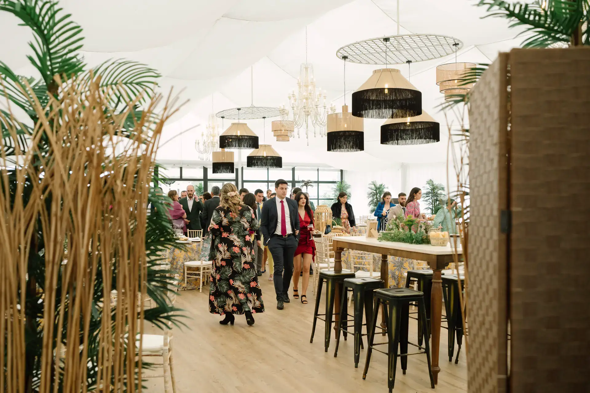 Carpa del banquete decorada con lámparas de fibra y plantas, en Badajoz