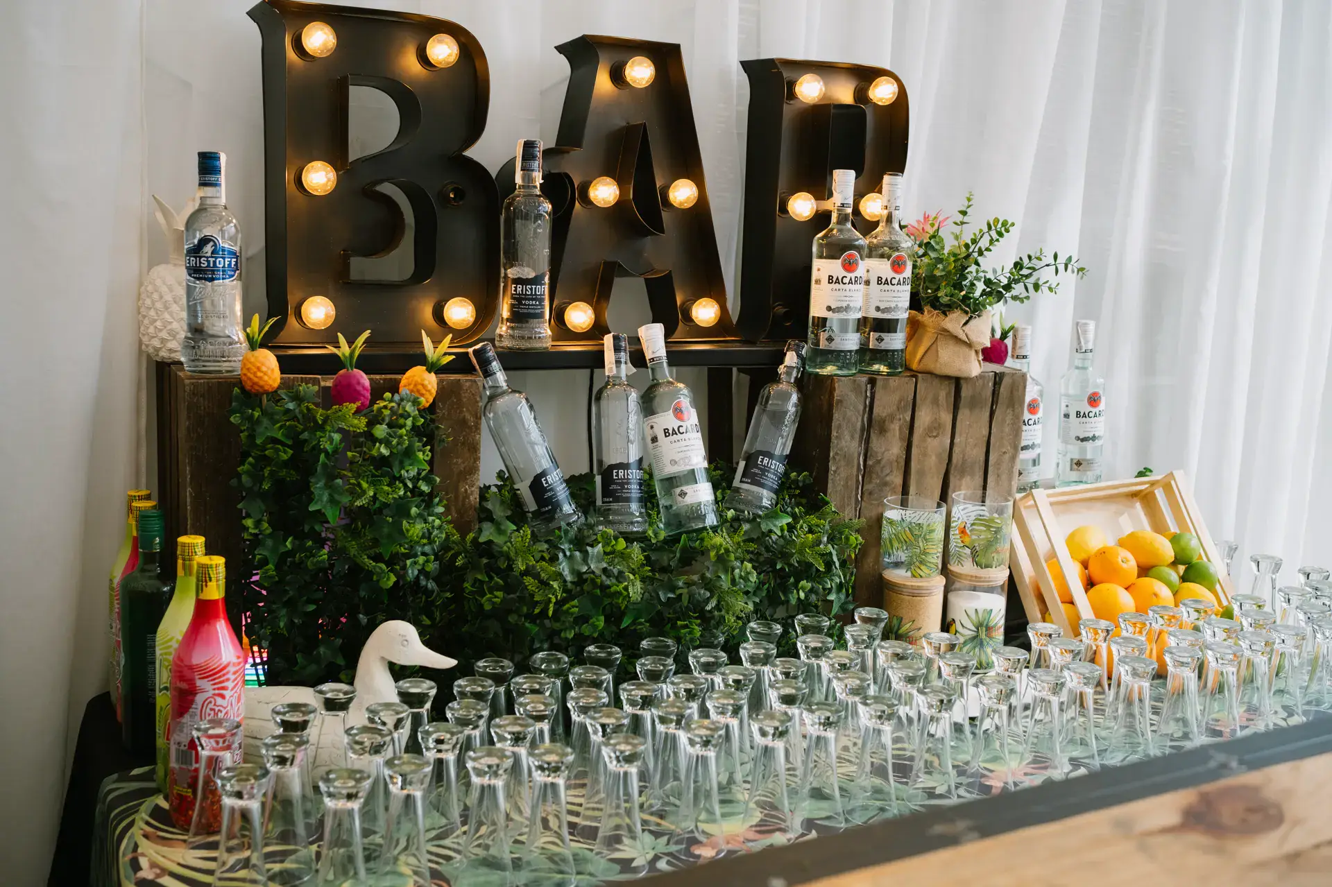 Barra libre con letras luminosas y botellas, en Badajoz