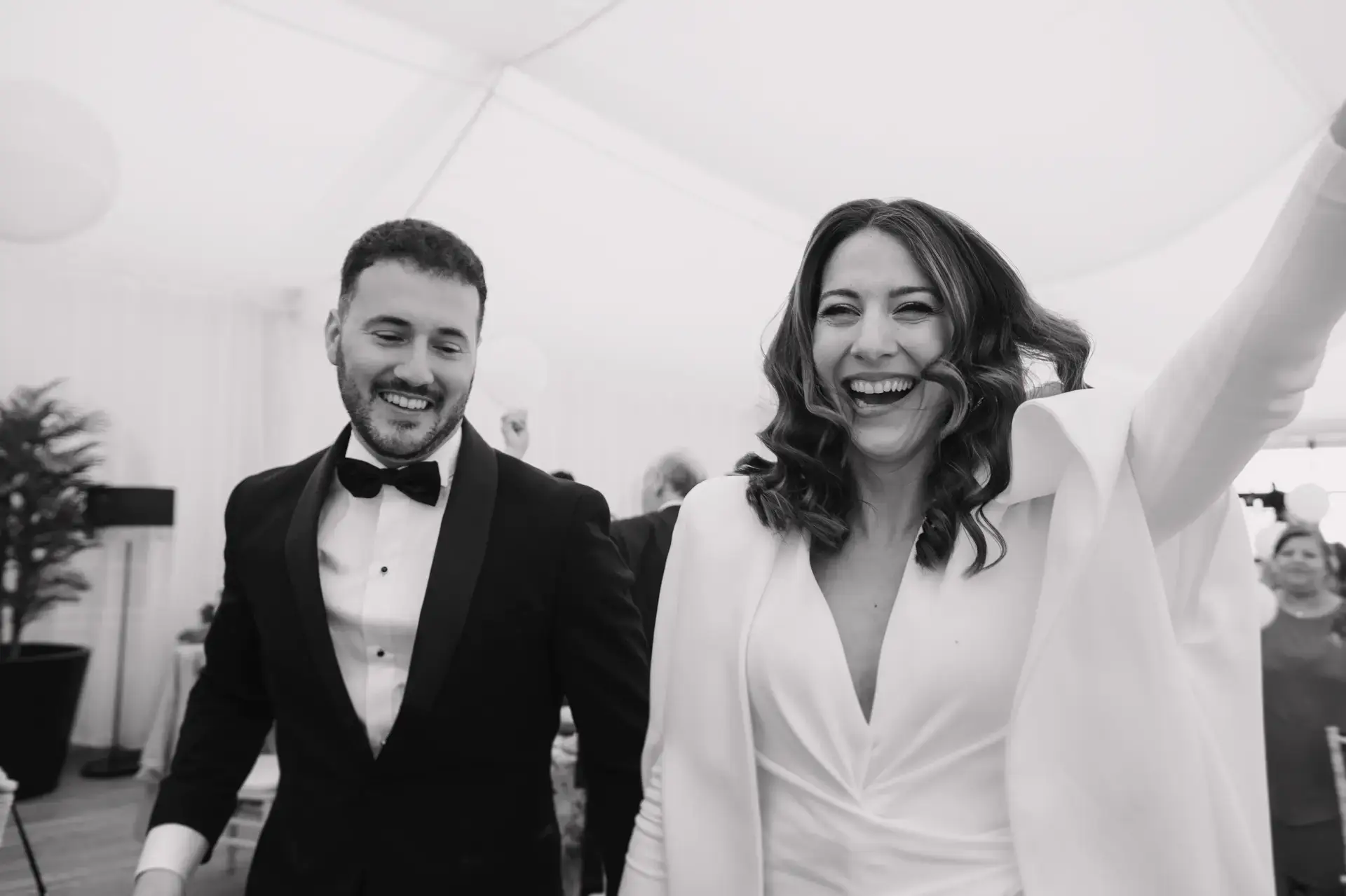 Ana y Jorge entran al banquete, en blanco y negro, en Badajoz