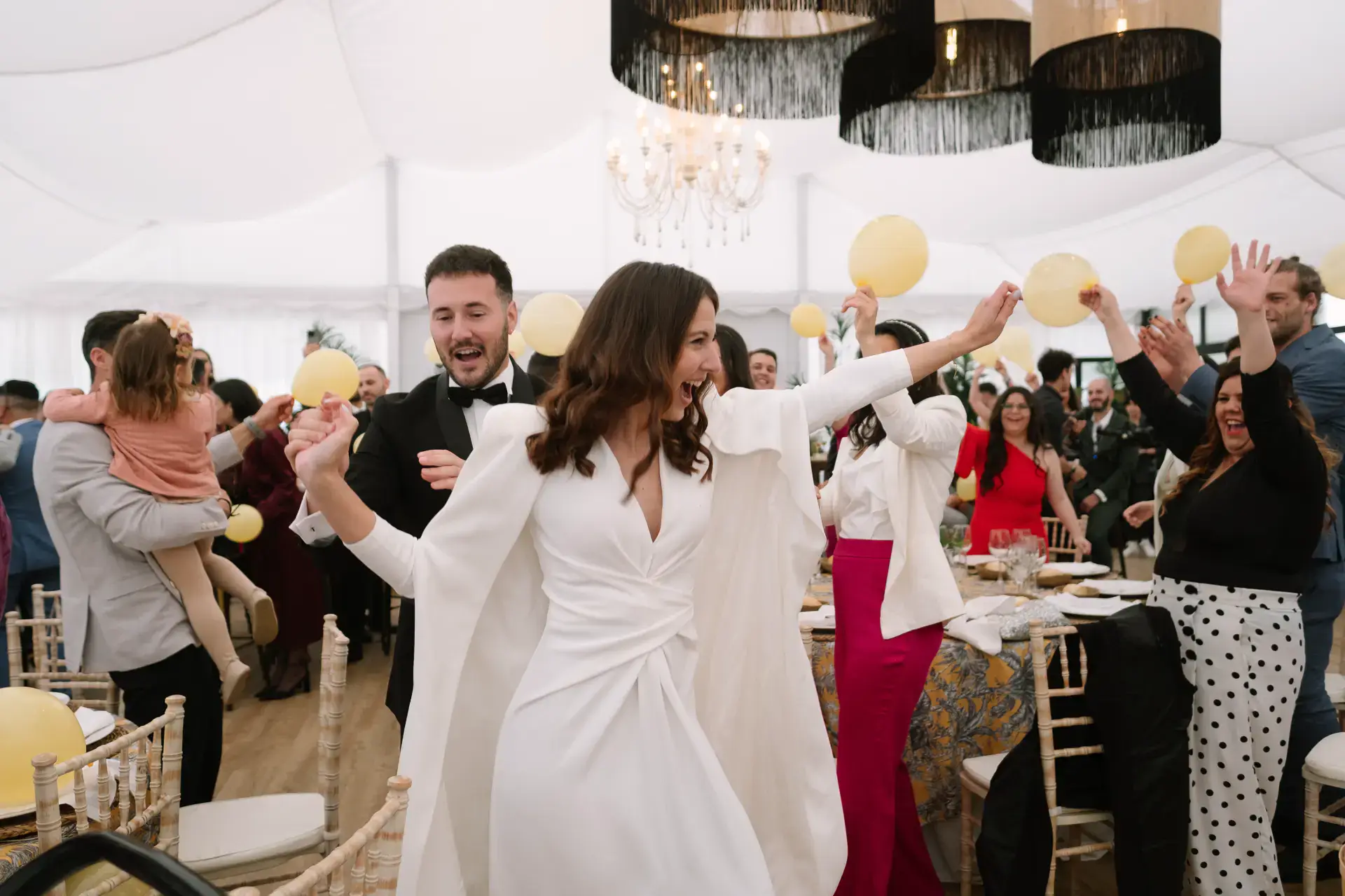 Ana y Jorge entran al banquete entre los invitados con globos, en Badajoz