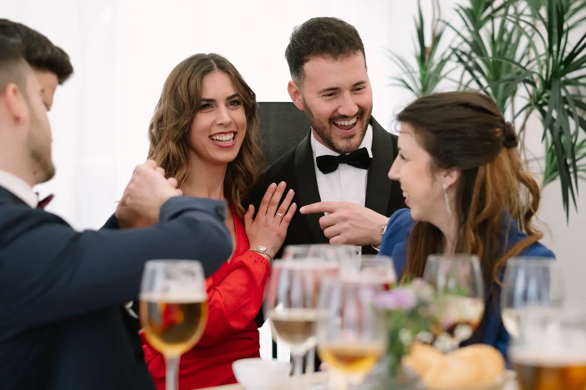 Jorge ríe con unas invitadas durante el banquete, en Badajoz