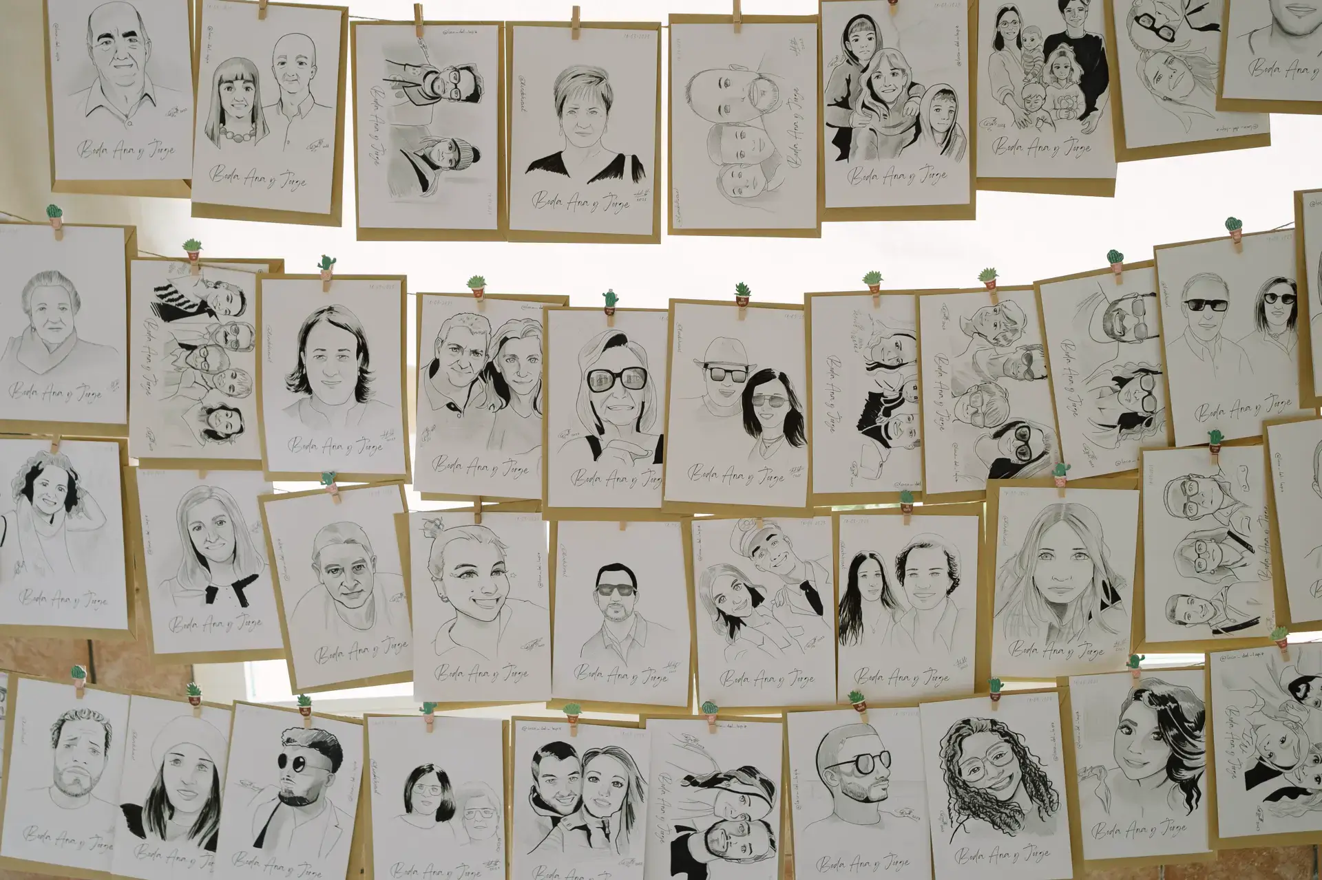 Pared de retratos dibujados de los invitados, en Badajoz
