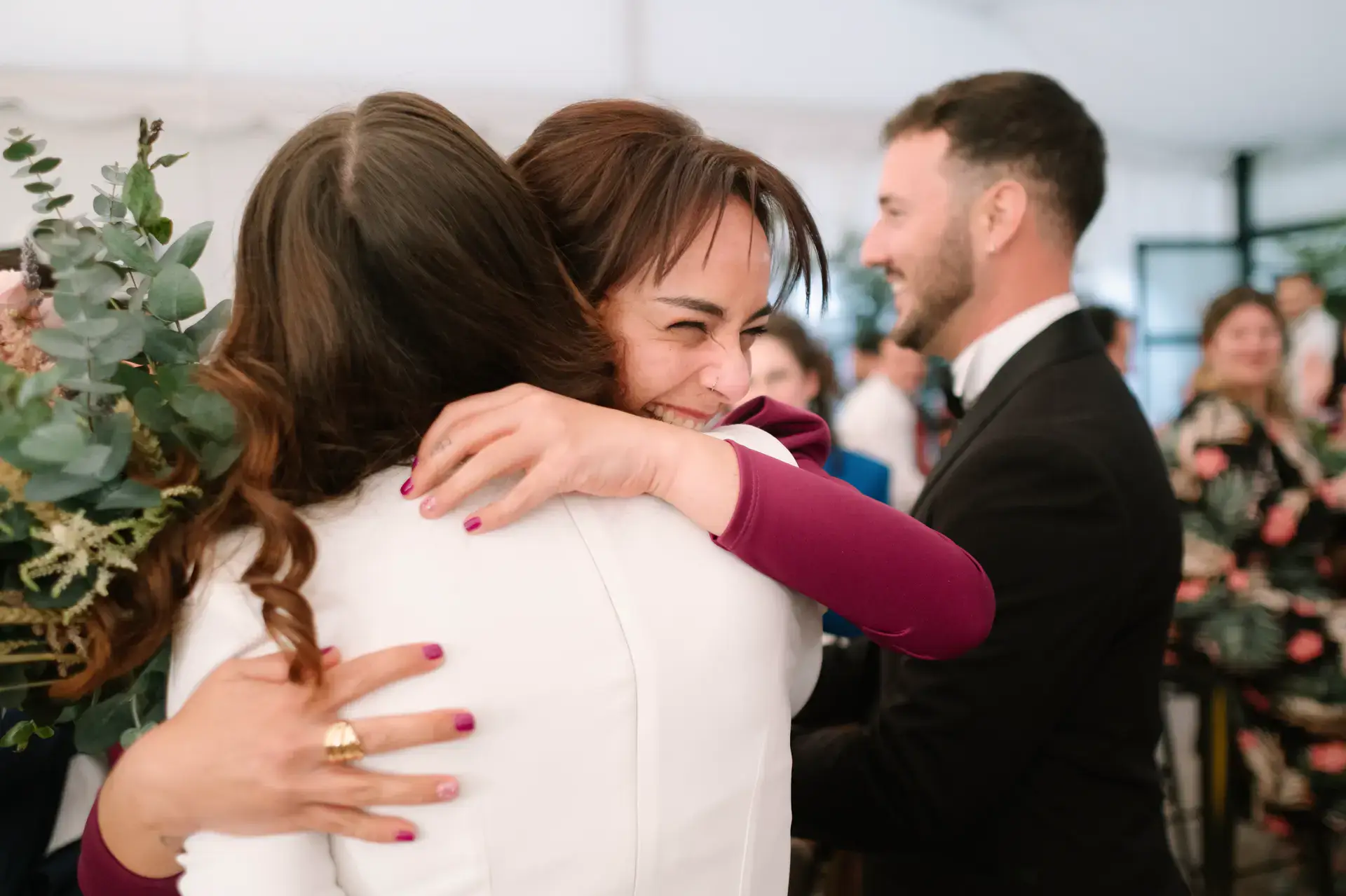Ana abraza emocionada a una invitada, en Badajoz