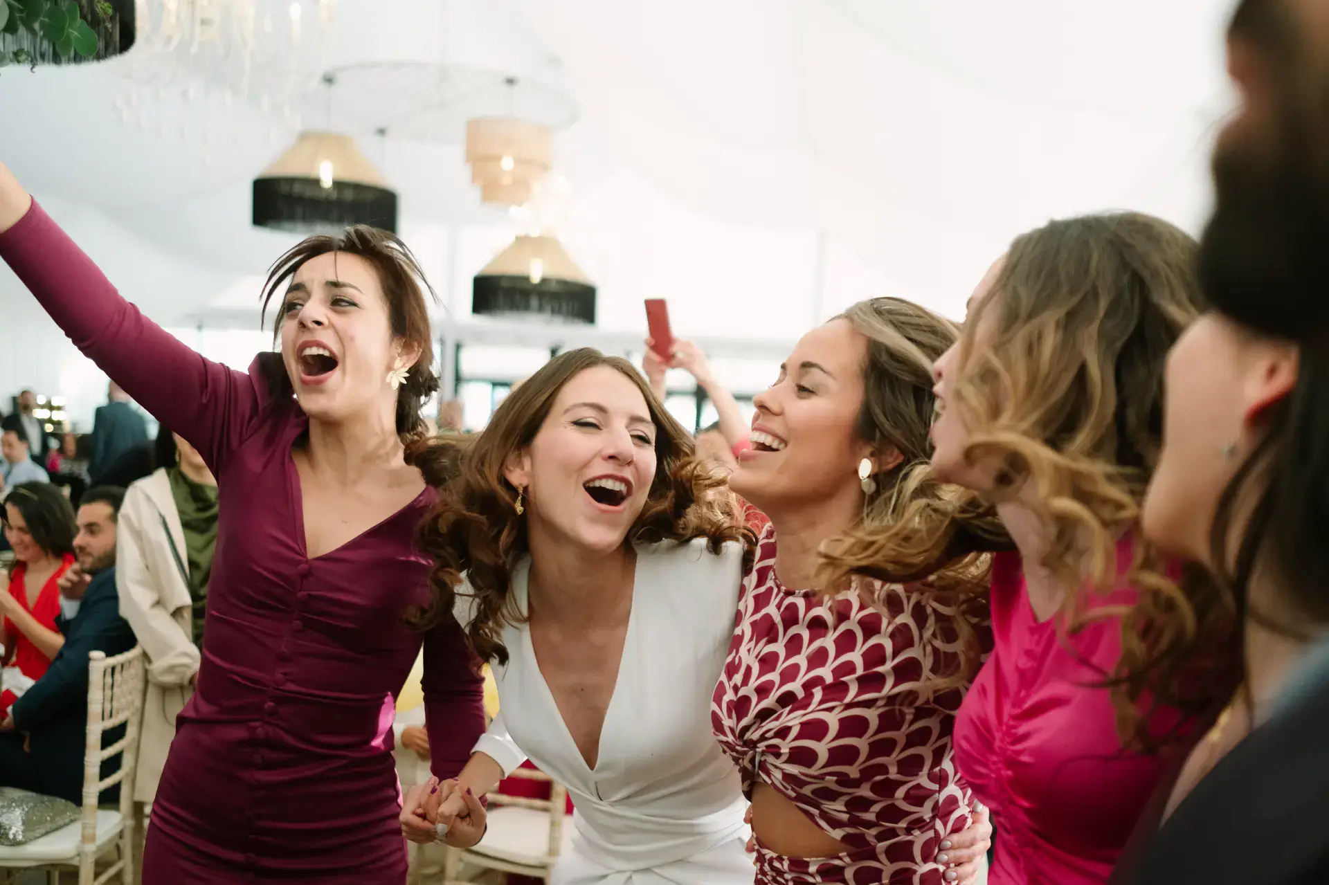 Ana baila con sus amigas en el banquete, en Badajoz