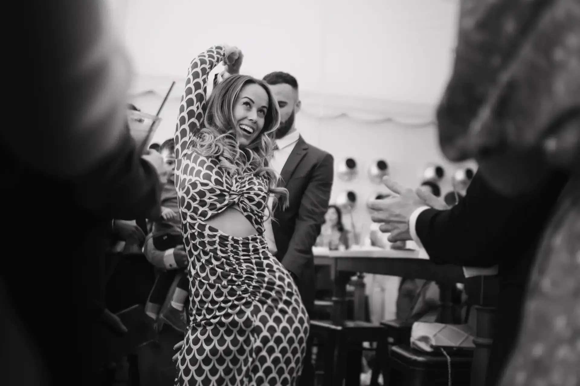 Una invitada baila entre las mesas, en blanco y negro, en Badajoz