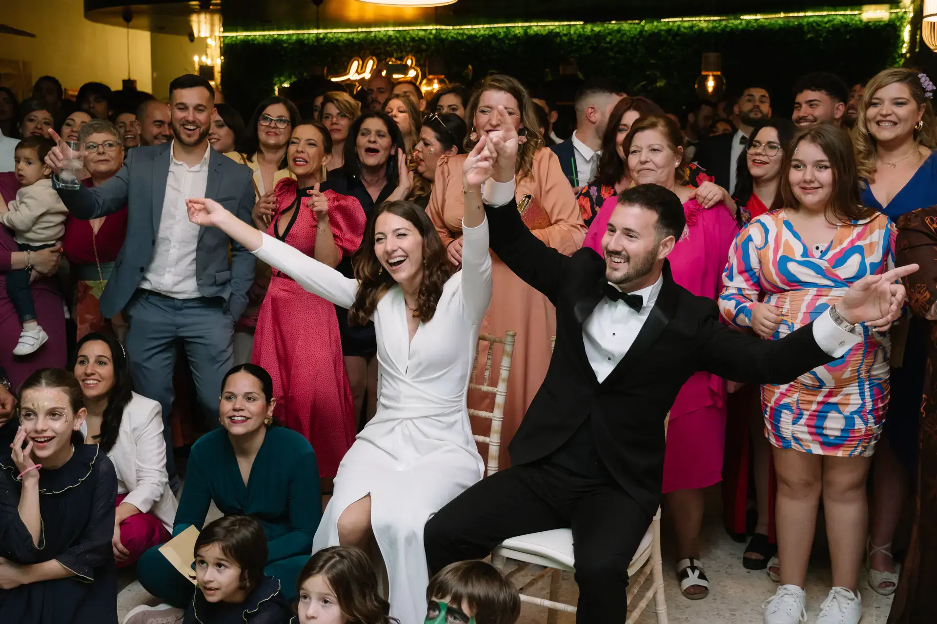 Ana y Jorge bailan sentados ante los invitados, en Badajoz