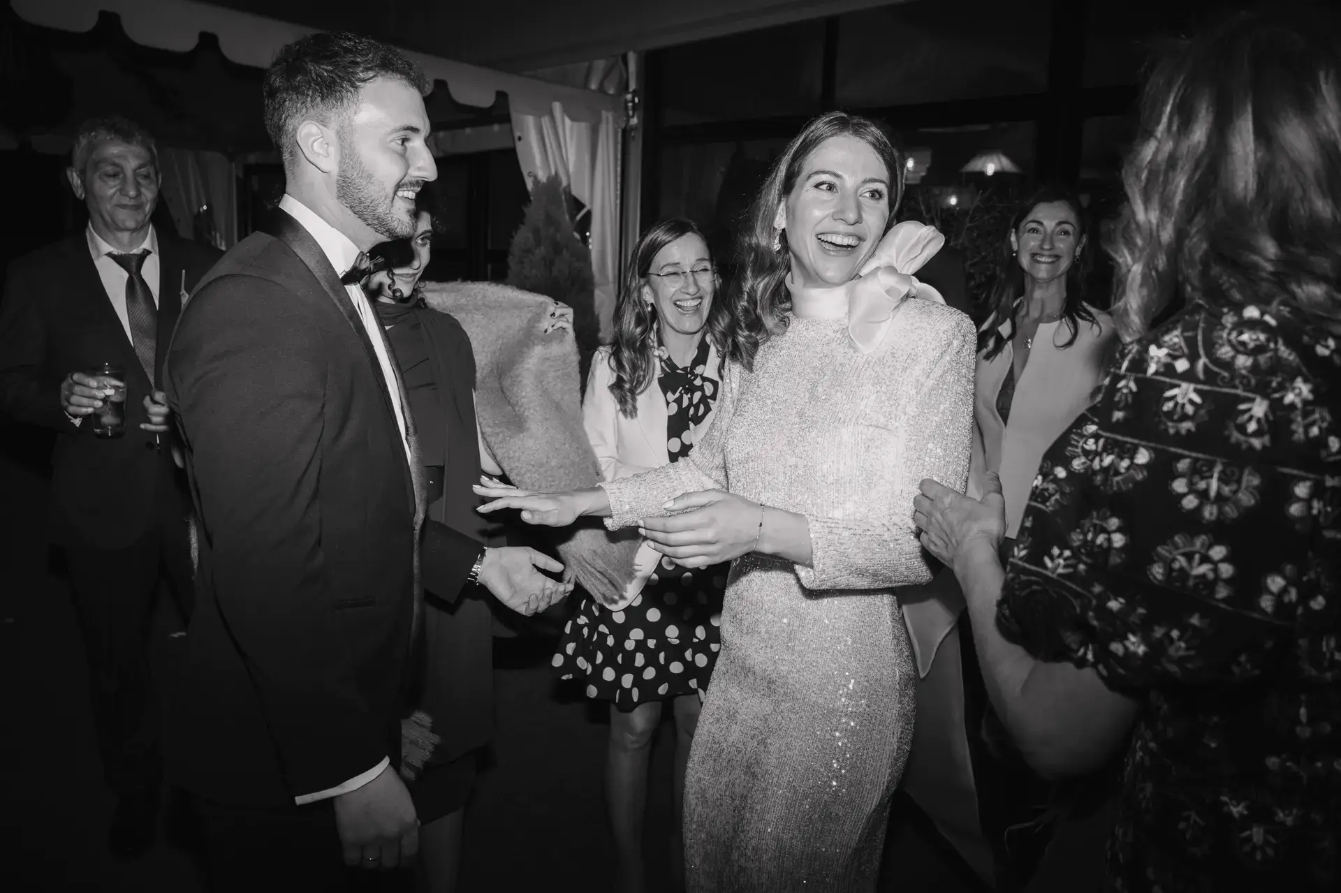 Ana baila con sus amigos, en blanco y negro, en Badajoz