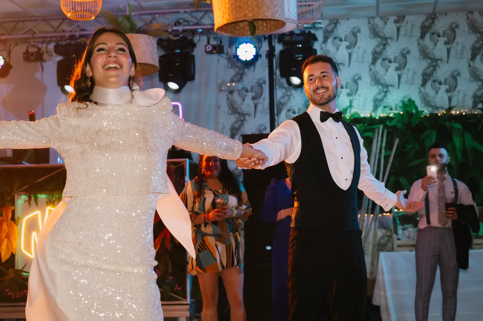 Ana, con vestido de lentejuelas, y Jorge abren el baile, en Badajoz