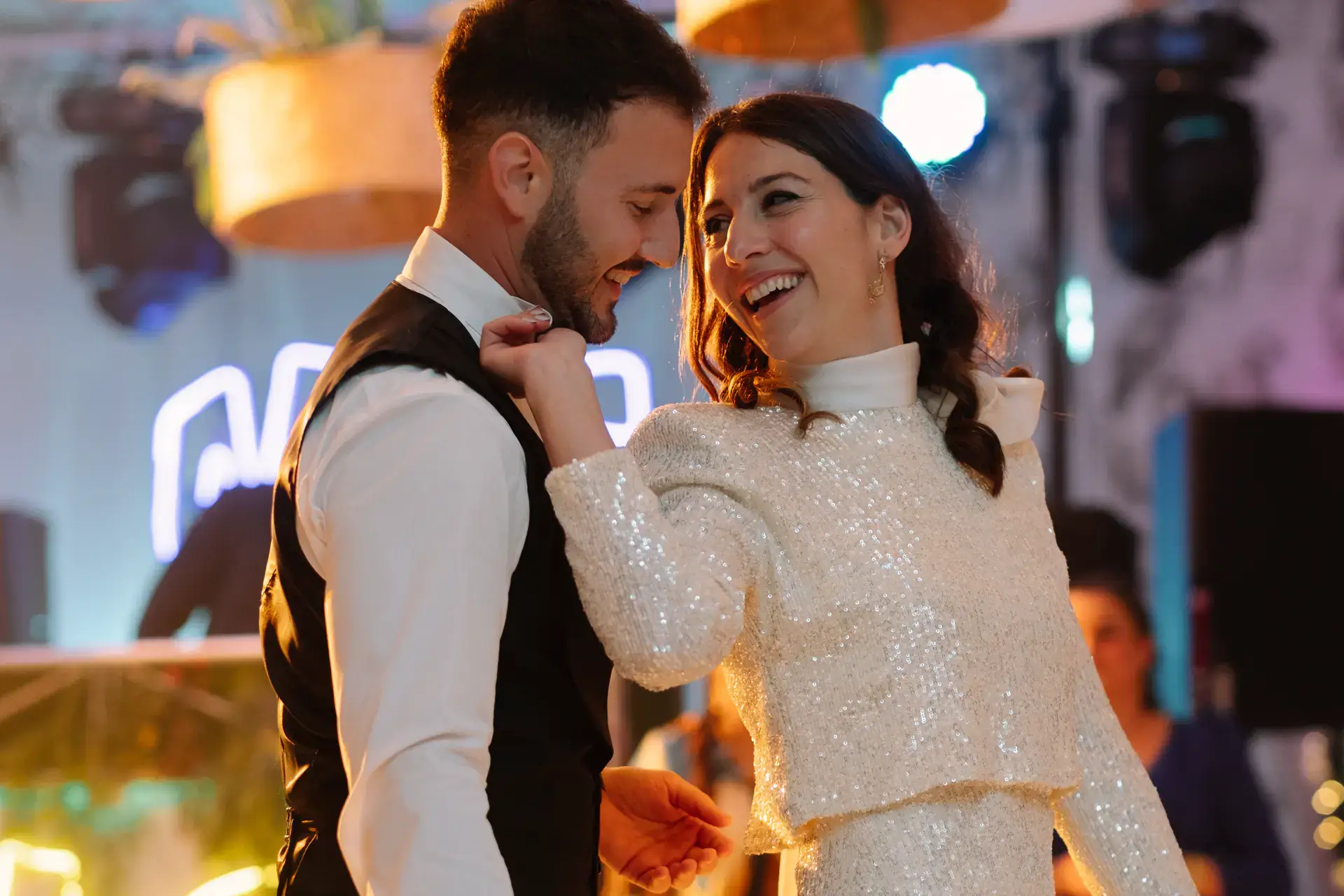 Ana y Jorge bailan riendo bajo las luces, en Badajoz