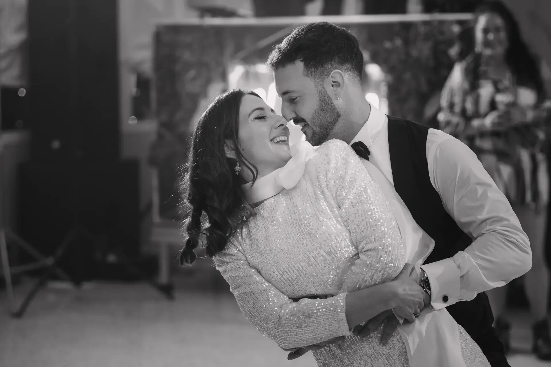 Jorge inclina a Ana durante el baile, en blanco y negro, en Badajoz