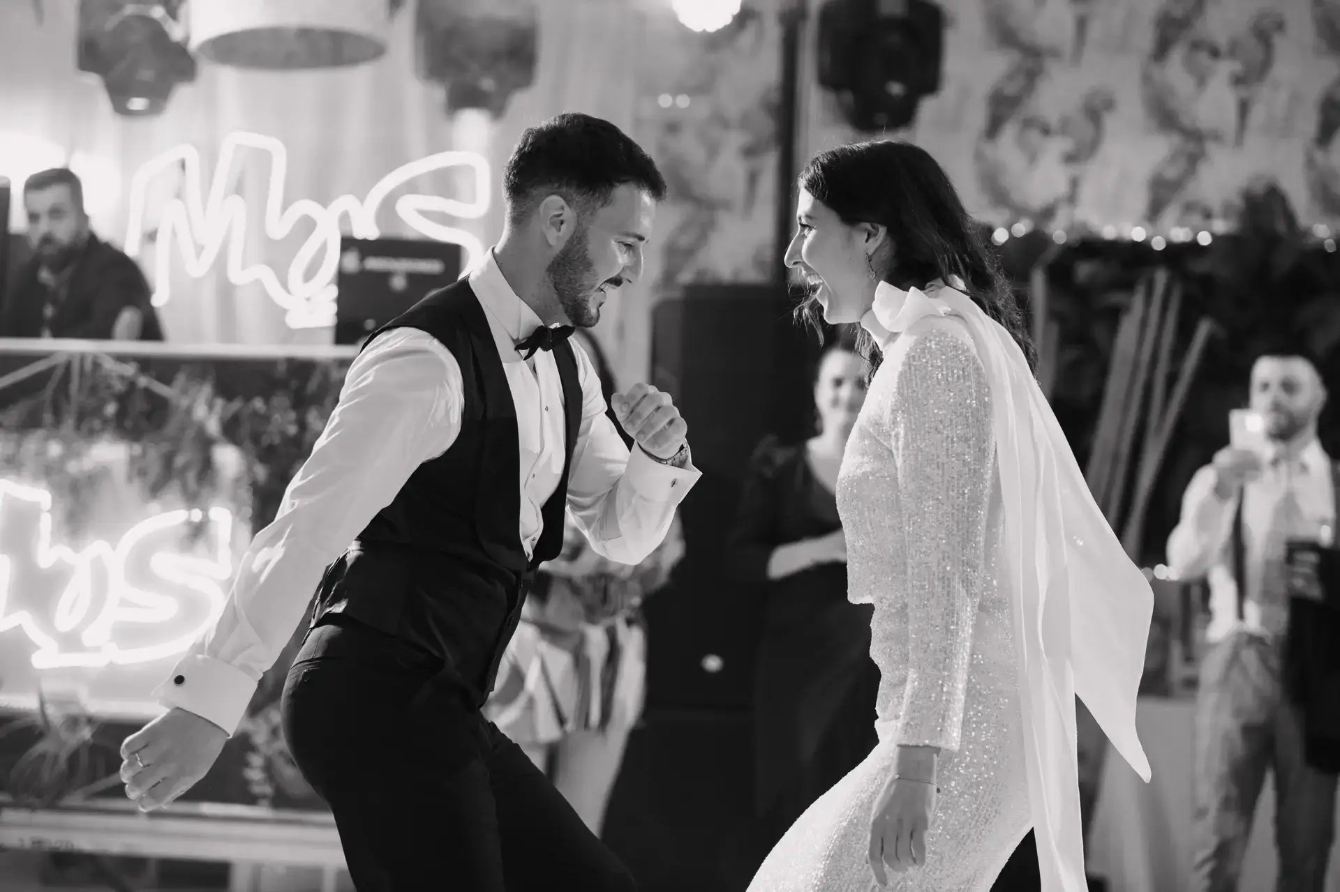Ana y Jorge bailan frente al letrero luminoso, en blanco y negro, en Badajoz