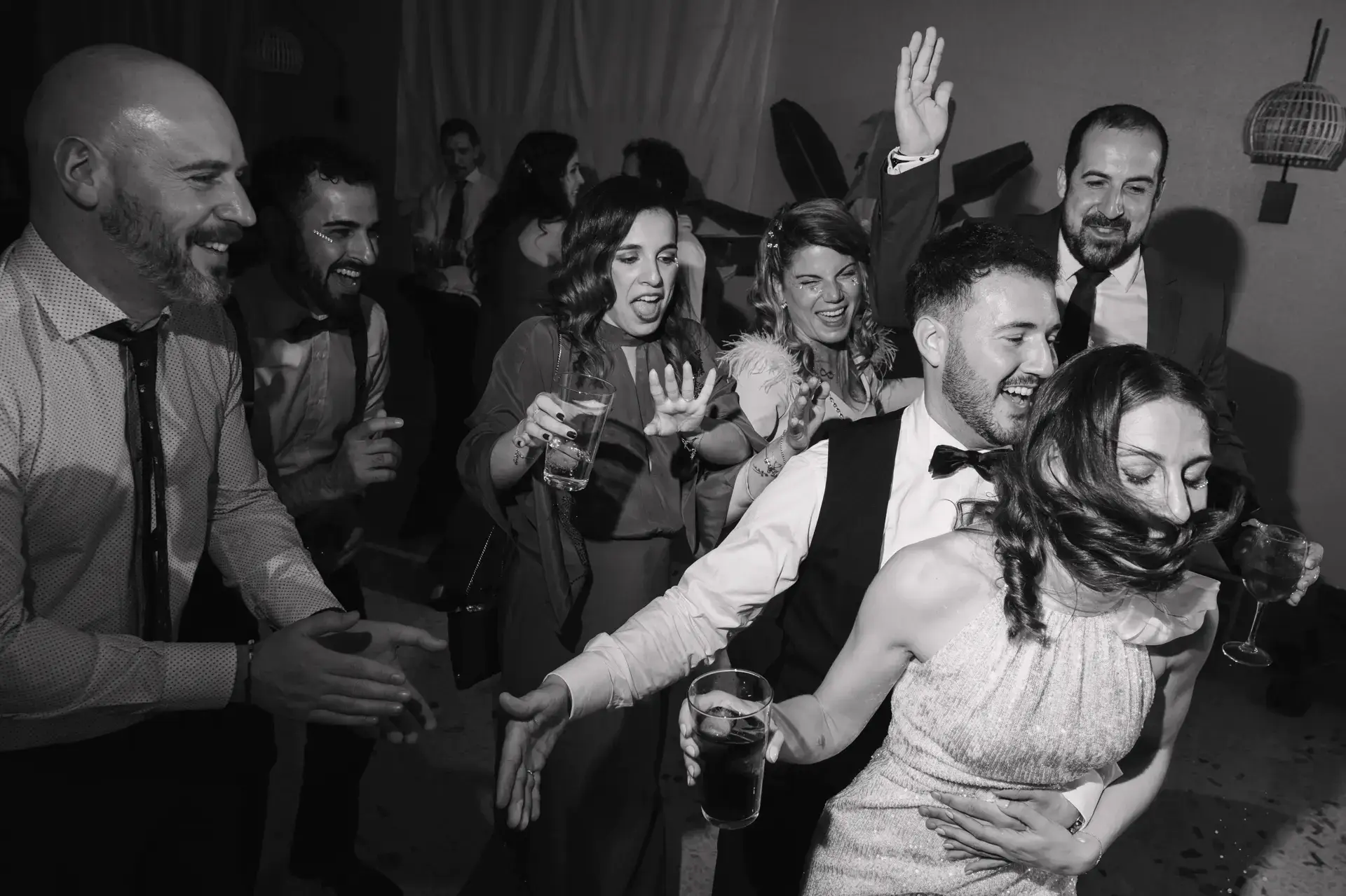 Ana y Jorge bailan en la pista con sus amigos, en blanco y negro, en Badajoz