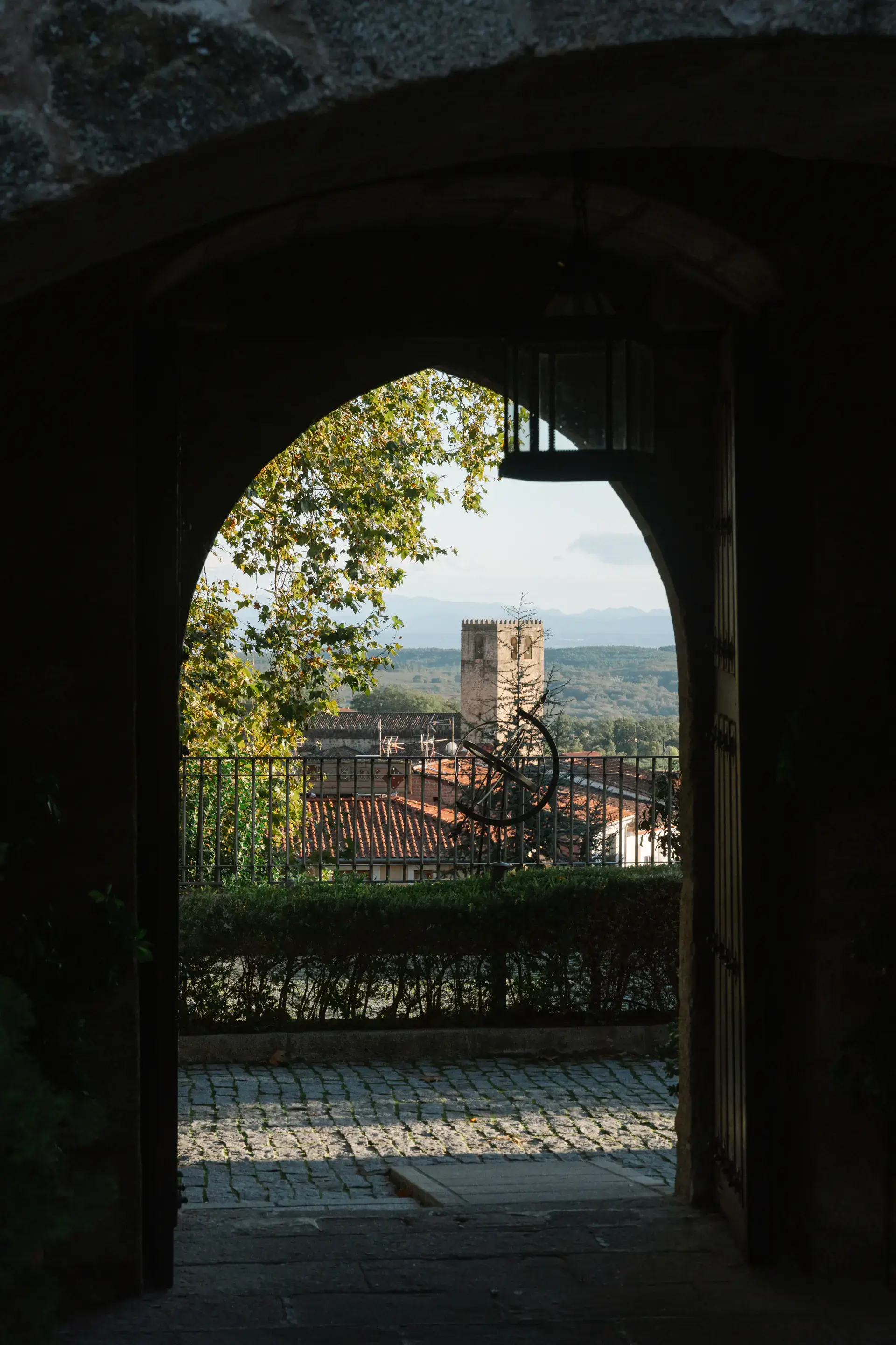 Arco del Parador de Jarandilla de la Vera con vistas al pueblo
