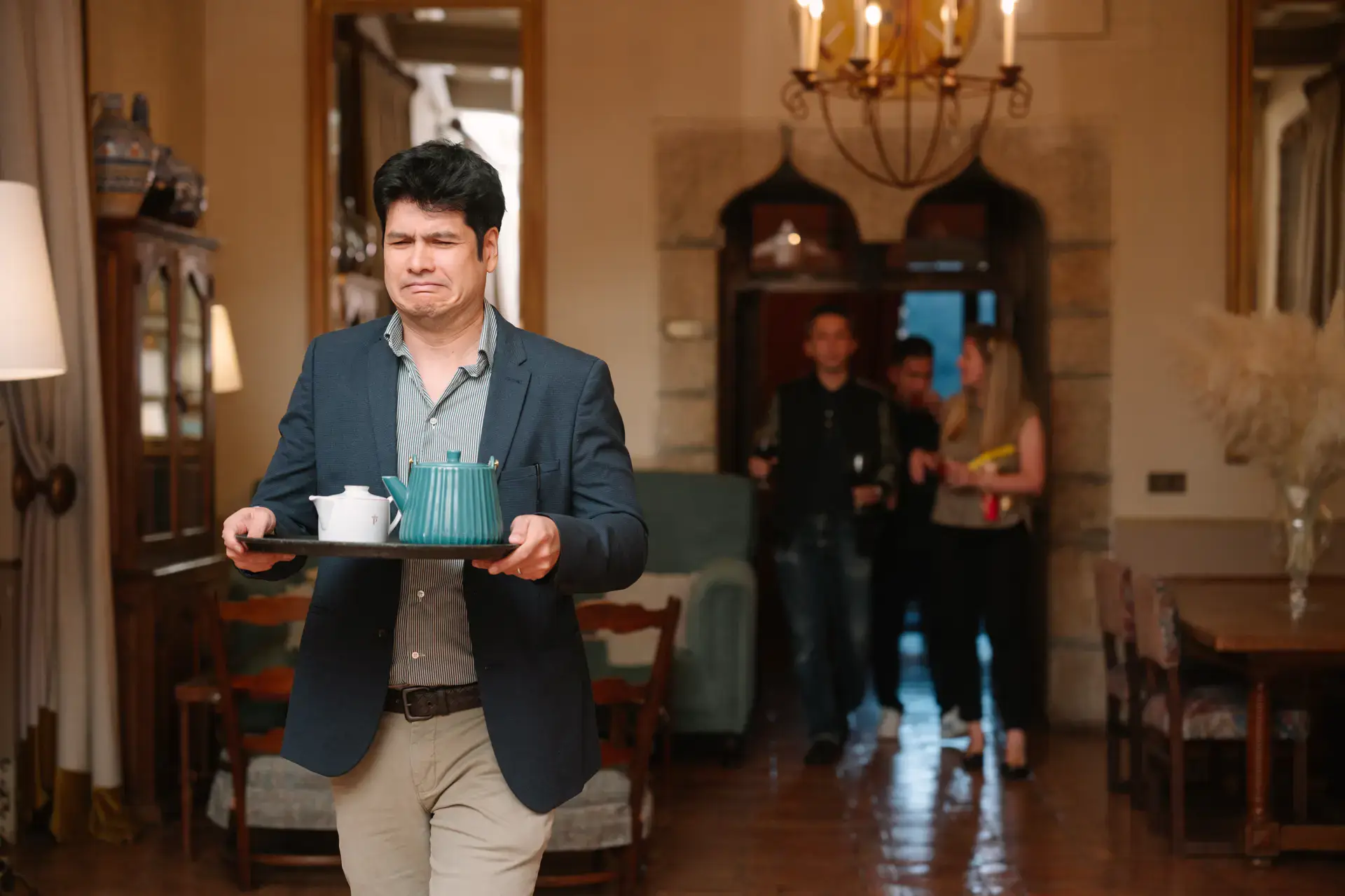 Russell lleva la bandeja del té para la ceremonia del té familiar, en el Parador de Jarandilla