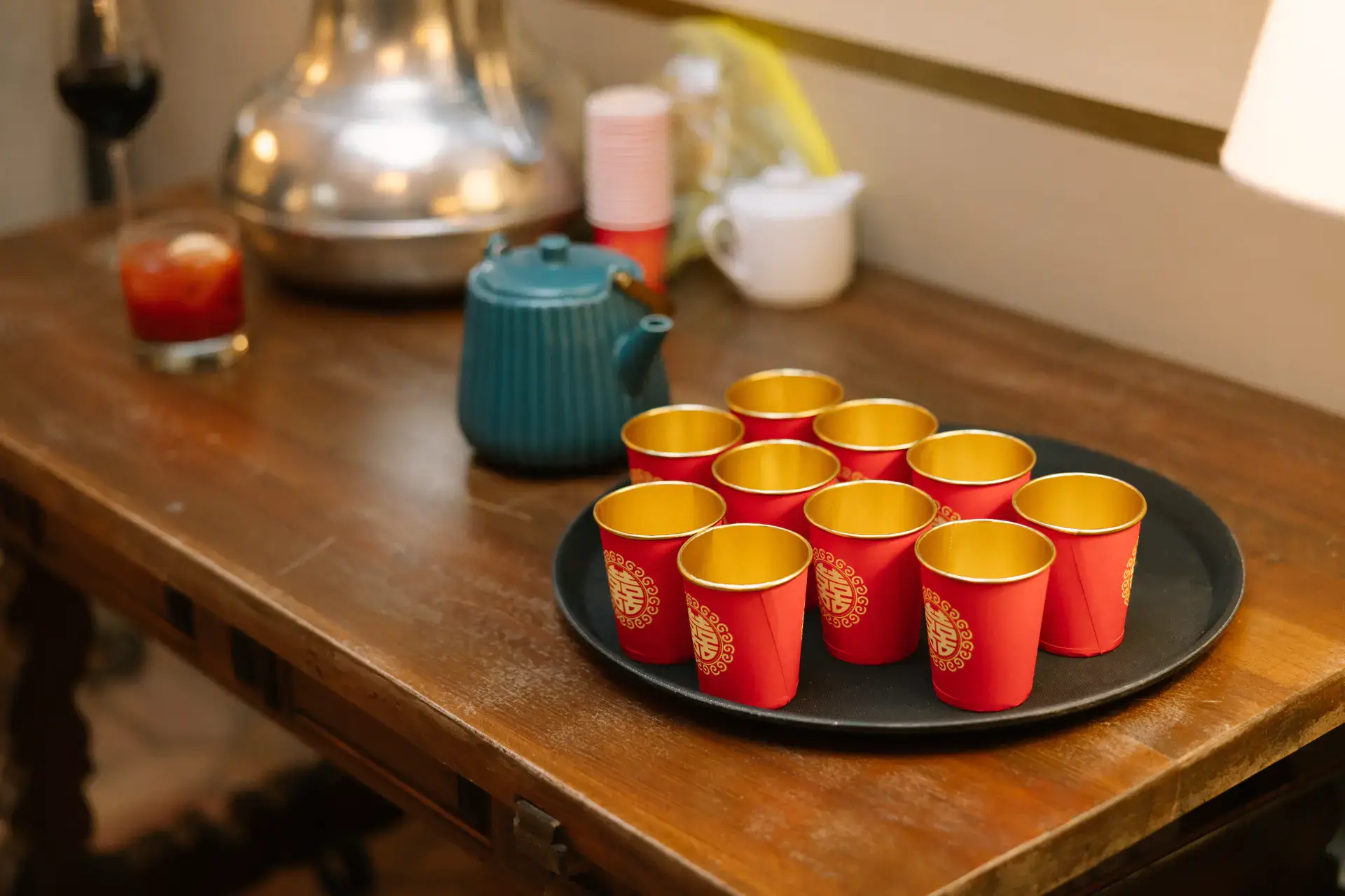 Tazas rojas y doradas para la ceremonia del té antes de la boda, en el Parador de Jarandilla