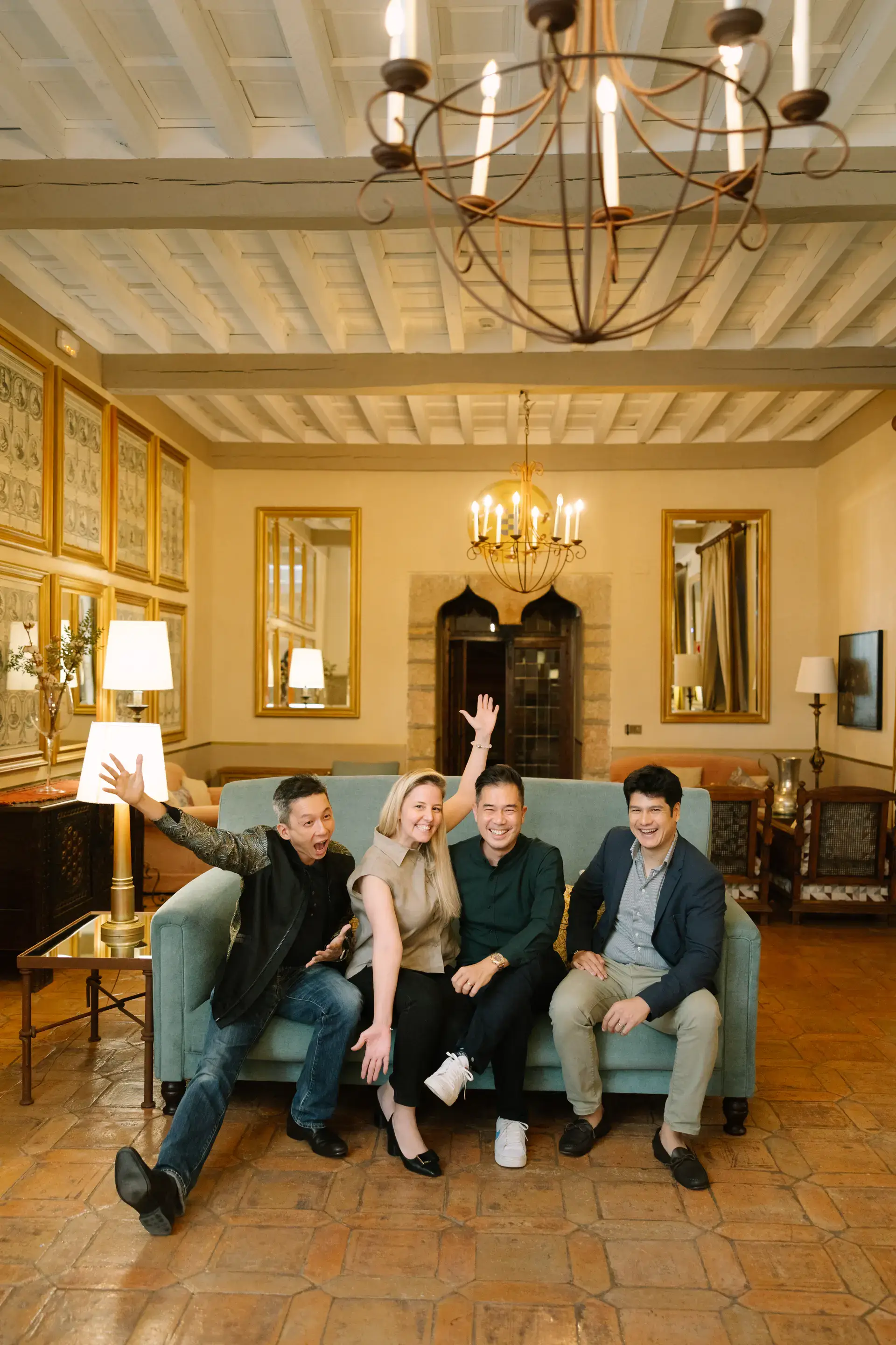 Invitados posan divertidos en un sofá del salón del Parador