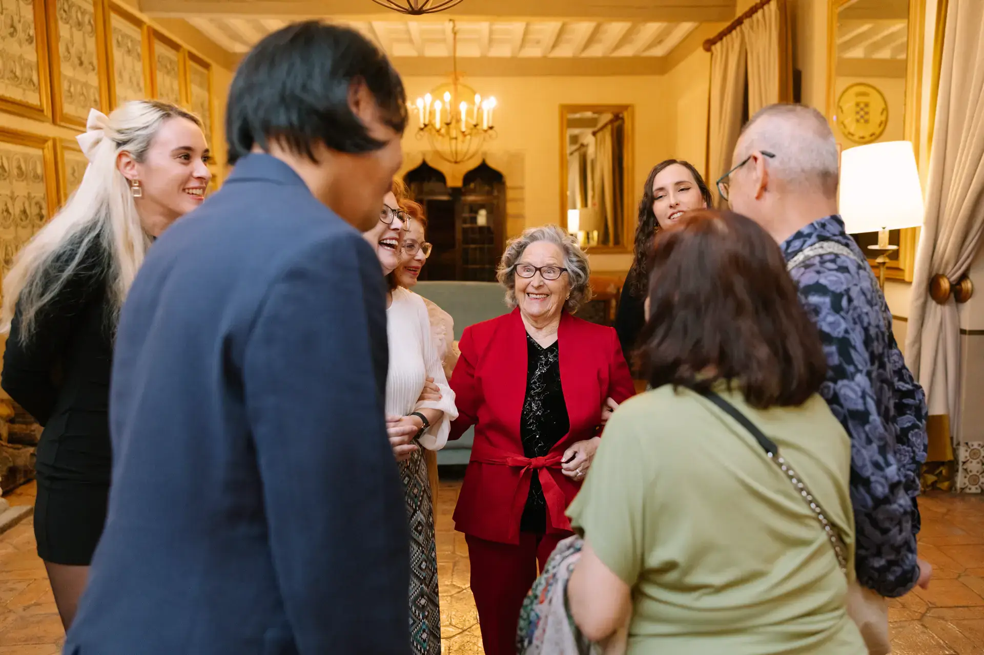 Las familias se saludan en el salón del Parador de Jarandilla