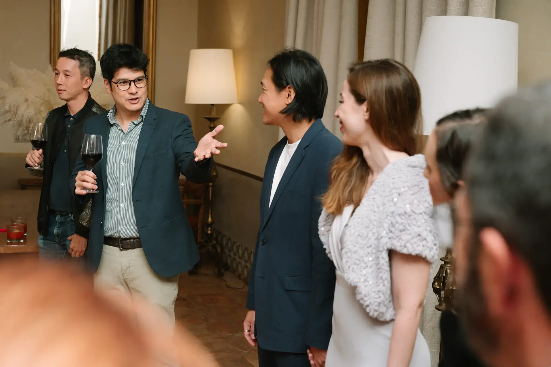 Invitados charlan antes de la ceremonia del té, en el Parador de Jarandilla