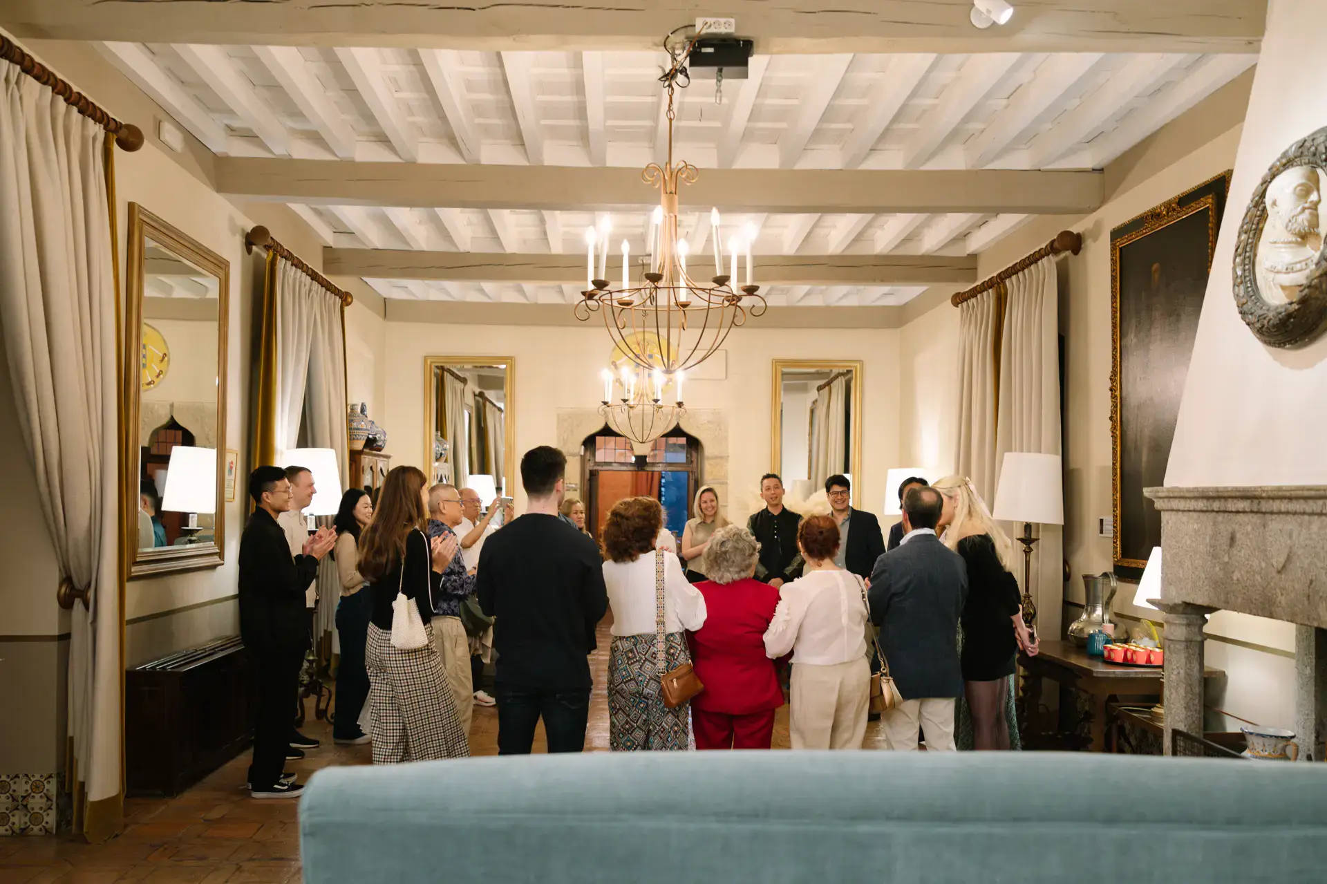 Salón del Parador lleno de invitados durante la ceremonia del té